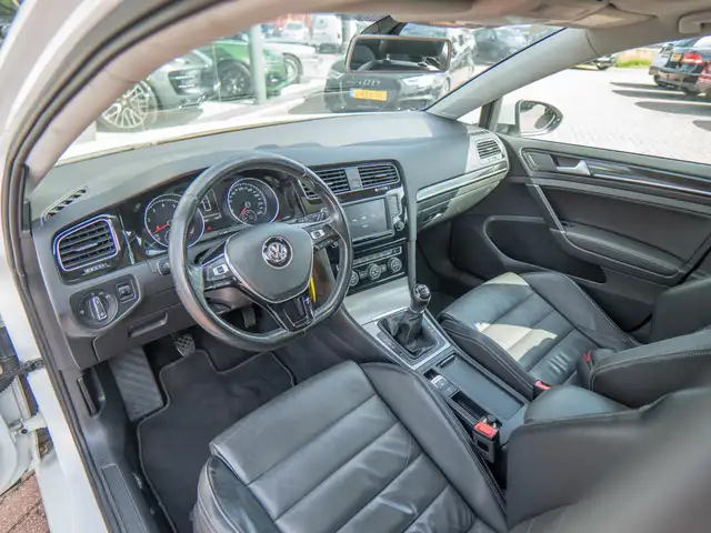 Volkswagen Golf view 12