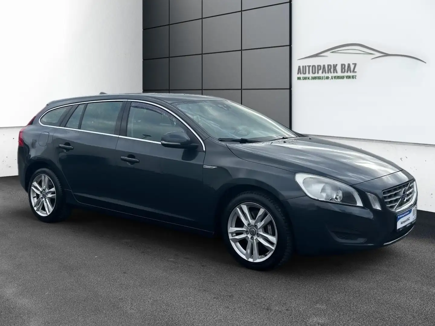 Volvo V60 Kombi Momentum AUTOMATIK *KLIM*SH*ALU*AHK* Grau - 2