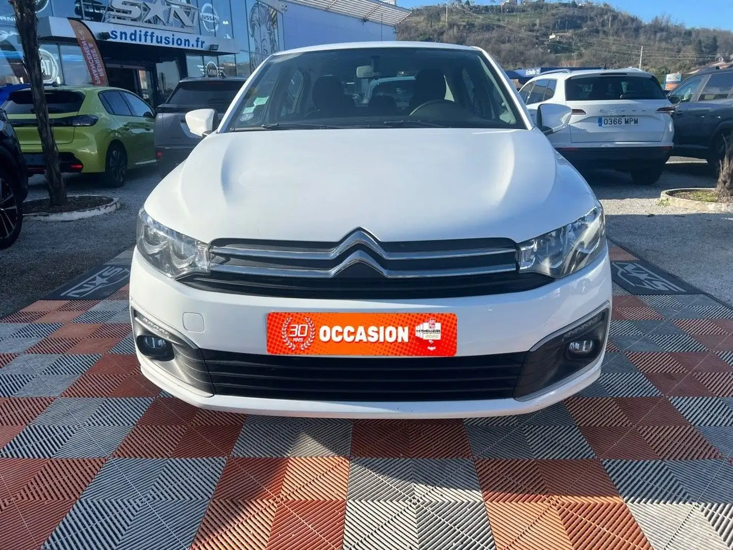 Citroen C-Elysée 1.2 VTi 12V 82 CONFORT Clim auto Weiß - 2