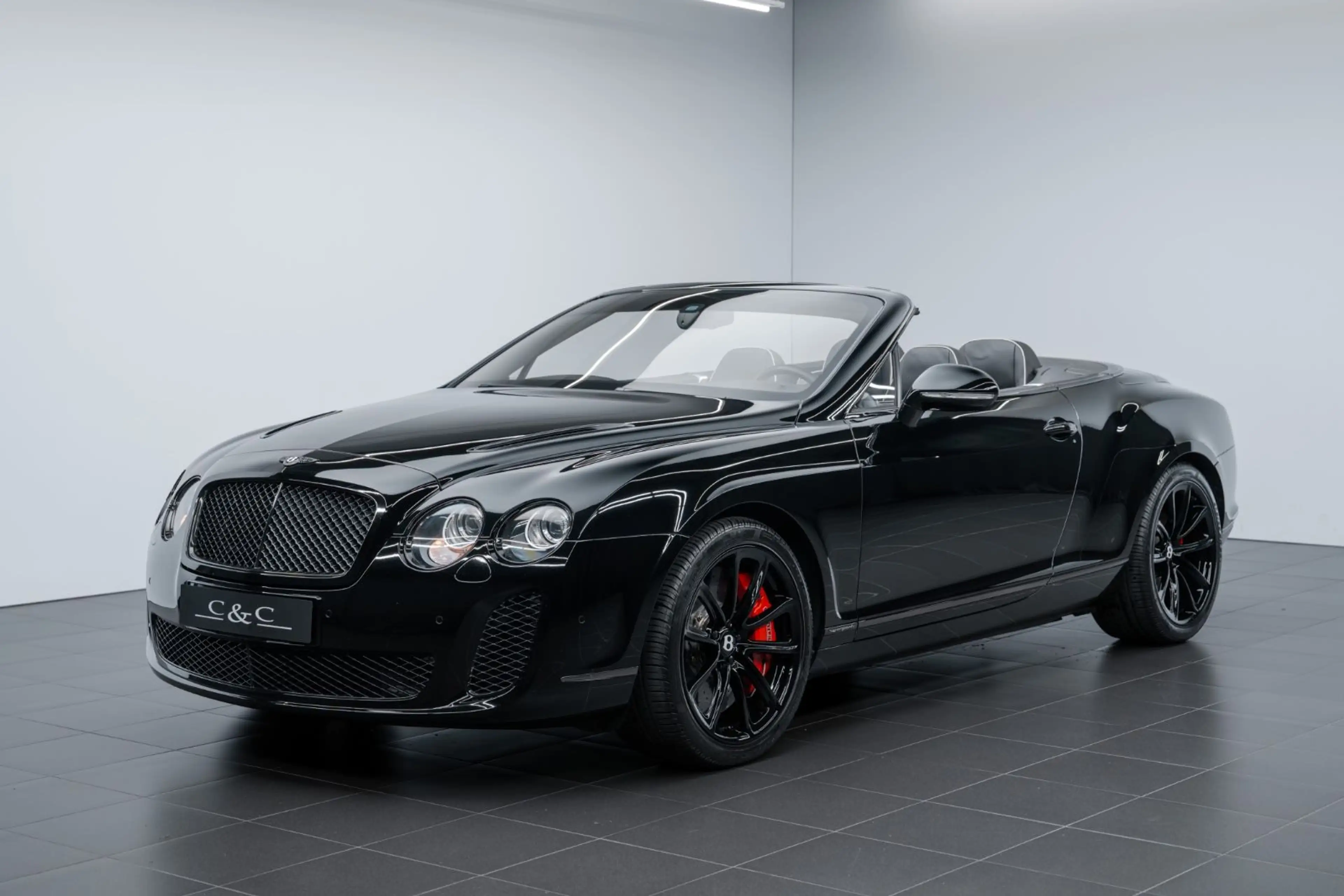 Bentley Continental Supersports Convertible — photo 2