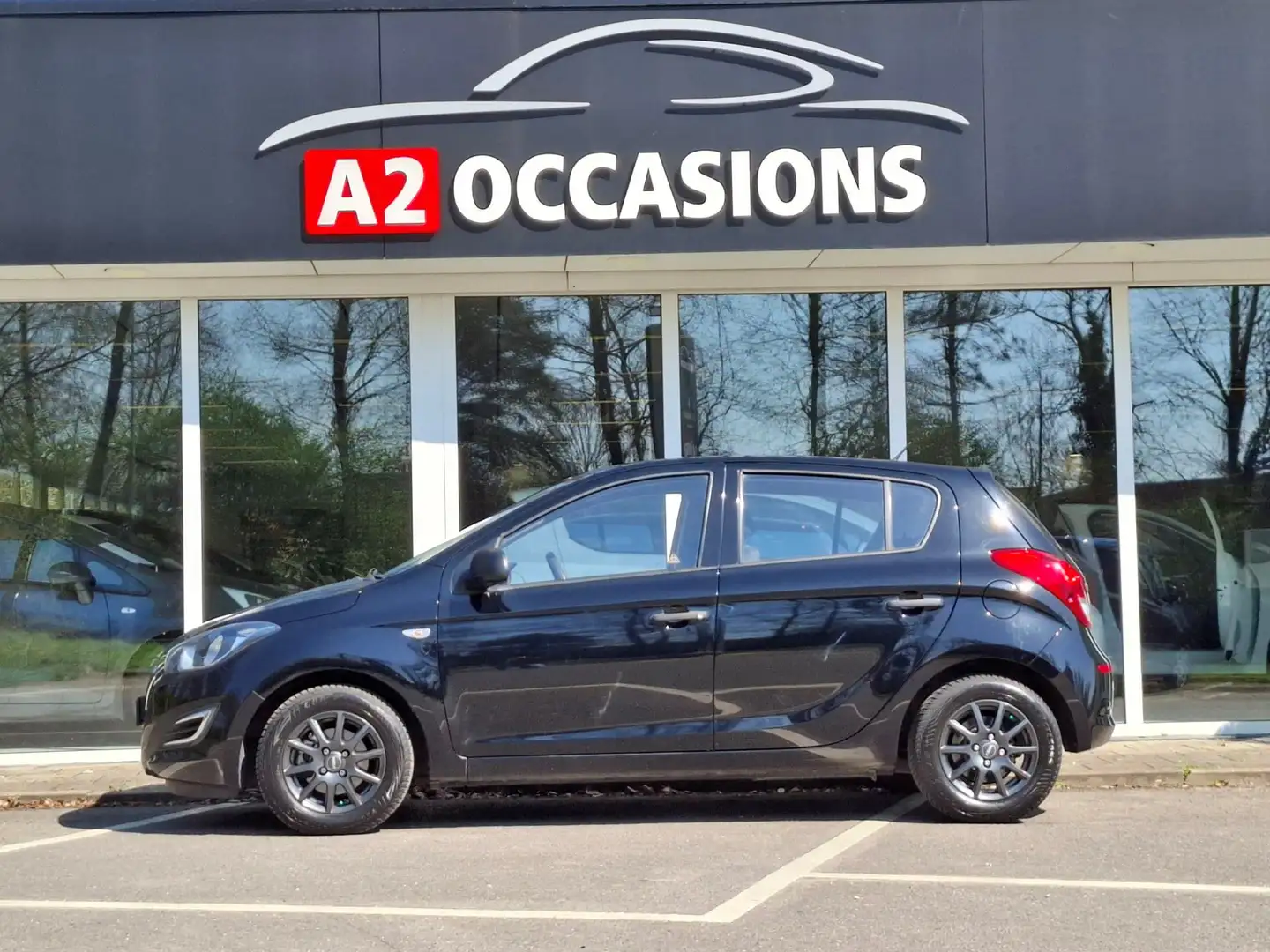 Hyundai i20 1.2 85pk 4 Cilinder Airco/Bluetooth/All Season/LM Zwart - 2