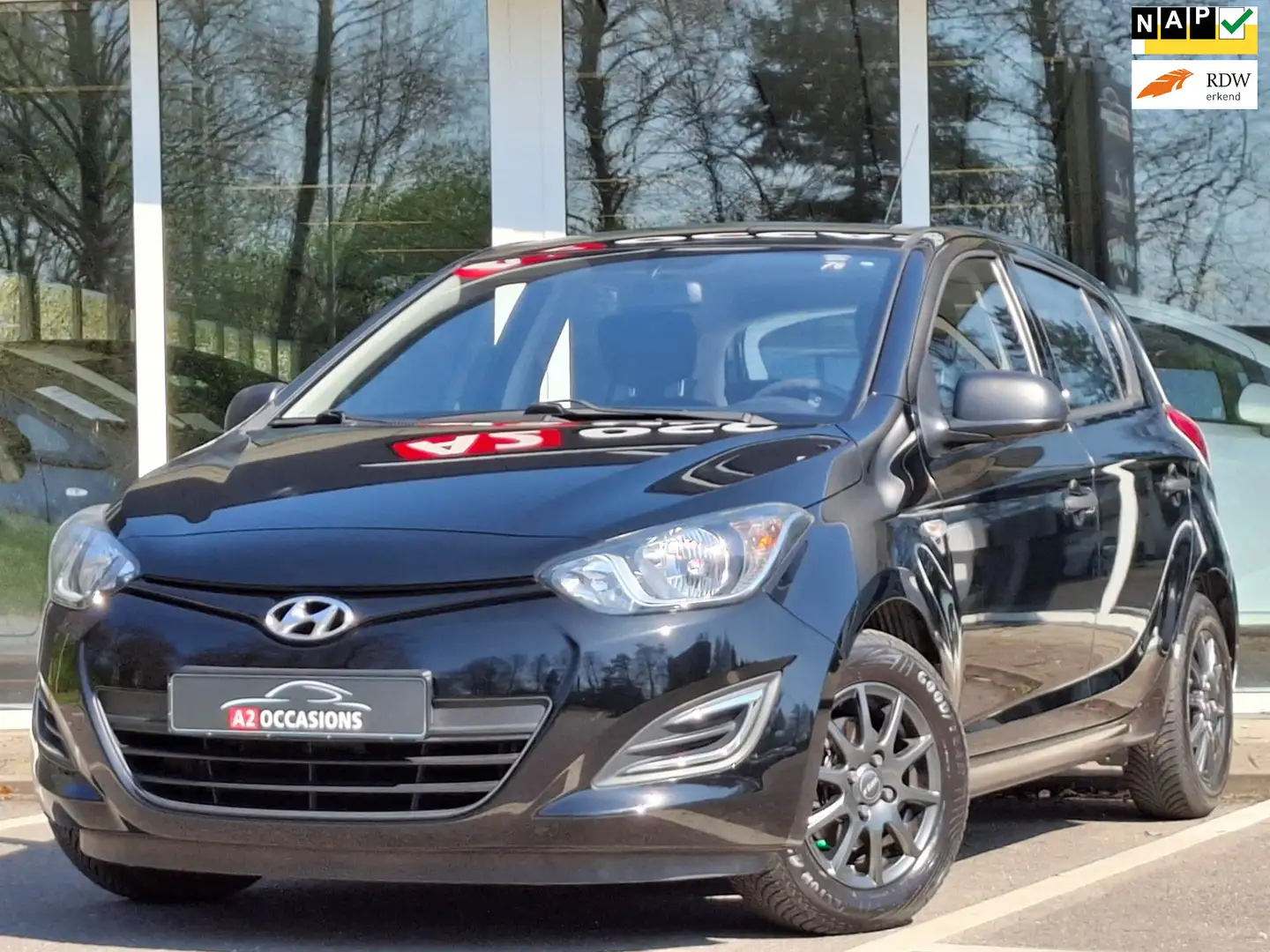 Hyundai i20 1.2 85pk 4 Cilinder Airco/Bluetooth/All Season/LM Zwart - 1