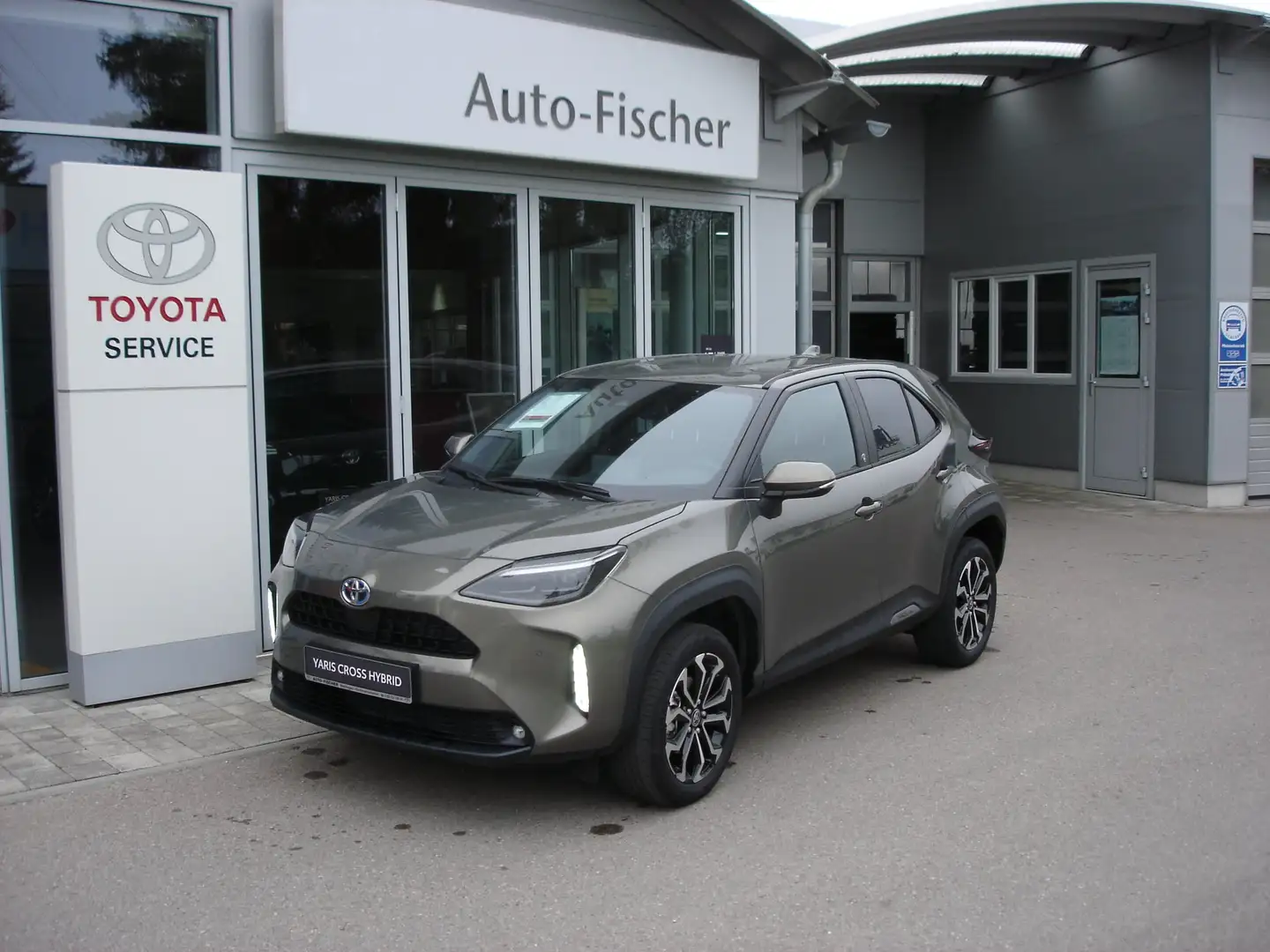 Toyota Yaris Cross Hybrid 1.5 VVT-i Team Deutschland Brons - 1