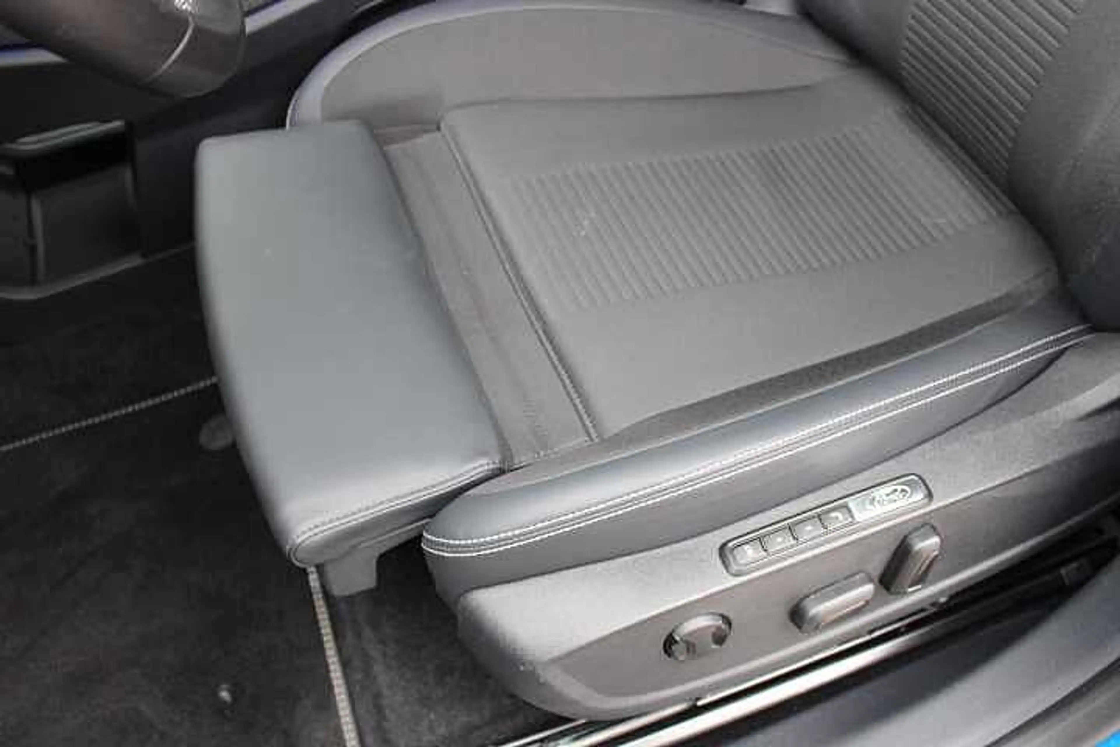 Ford Explorer Premium 77kWh Range Ext. RWD PANO AHK — photo 16