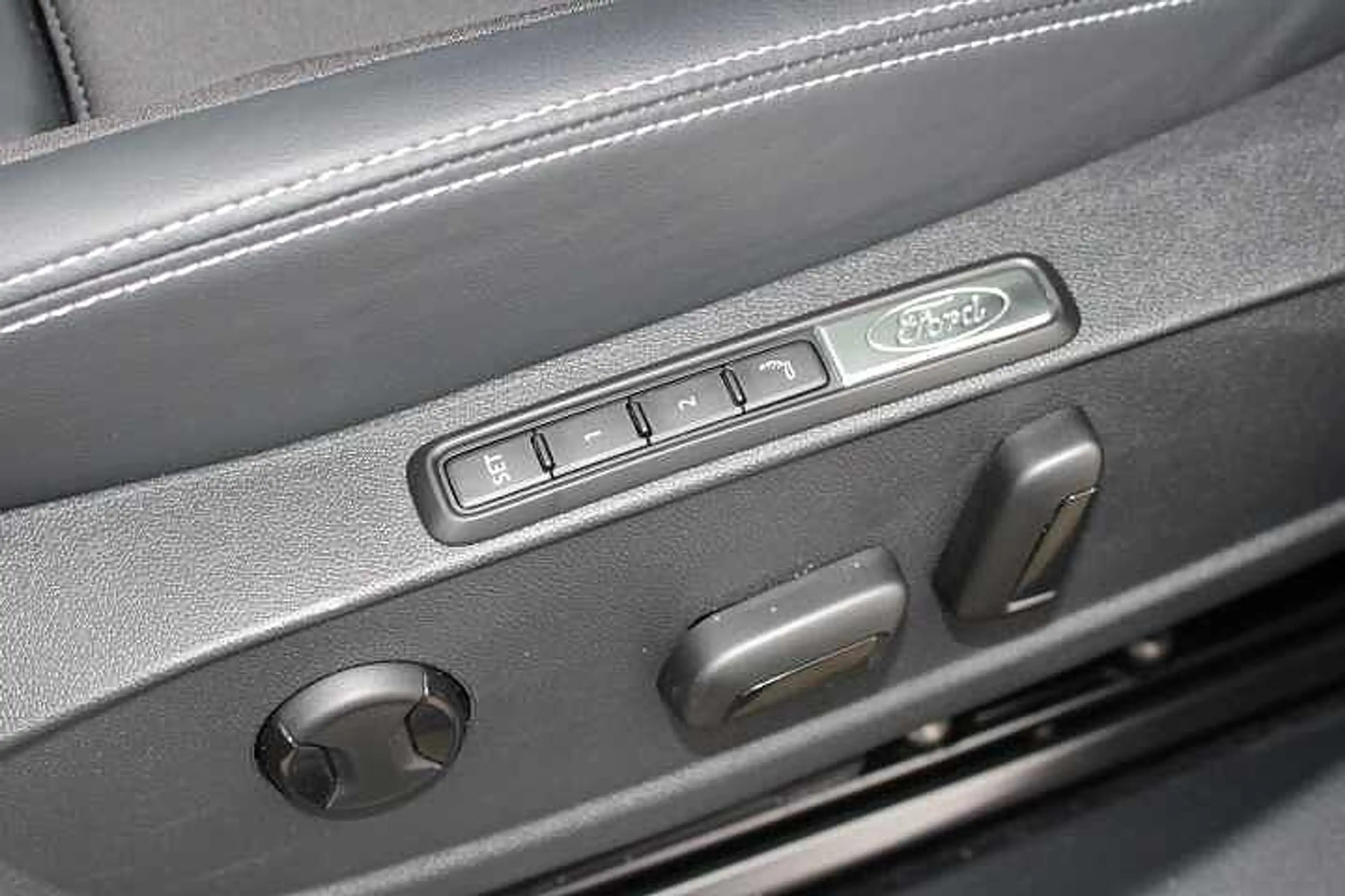 Ford Explorer Premium 77kWh Range Ext. RWD PANO AHK — photo 17