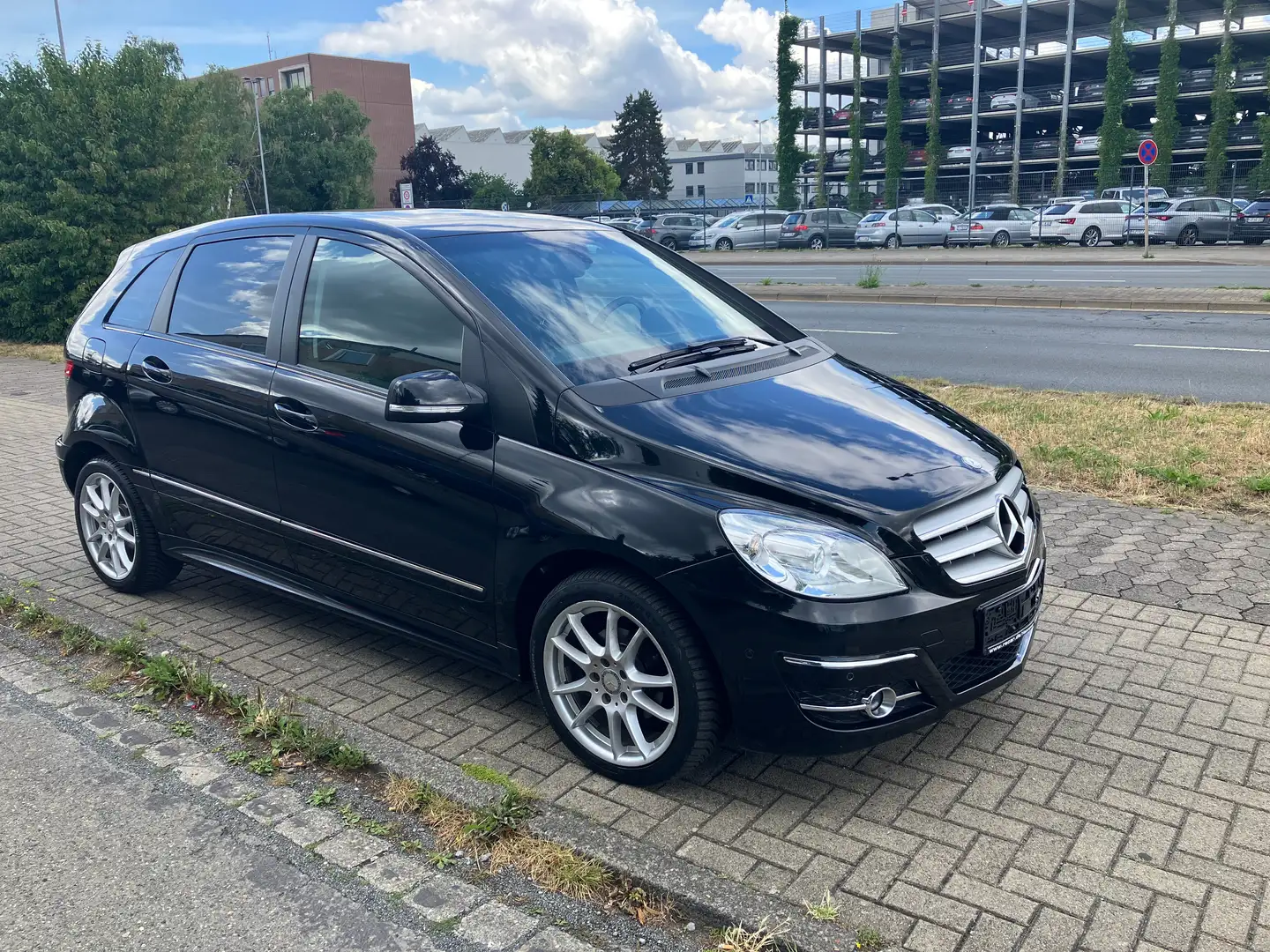 Mercedes-Benz B 160 Automatik Teilleder-Navi-Panoramadach Noir - 2