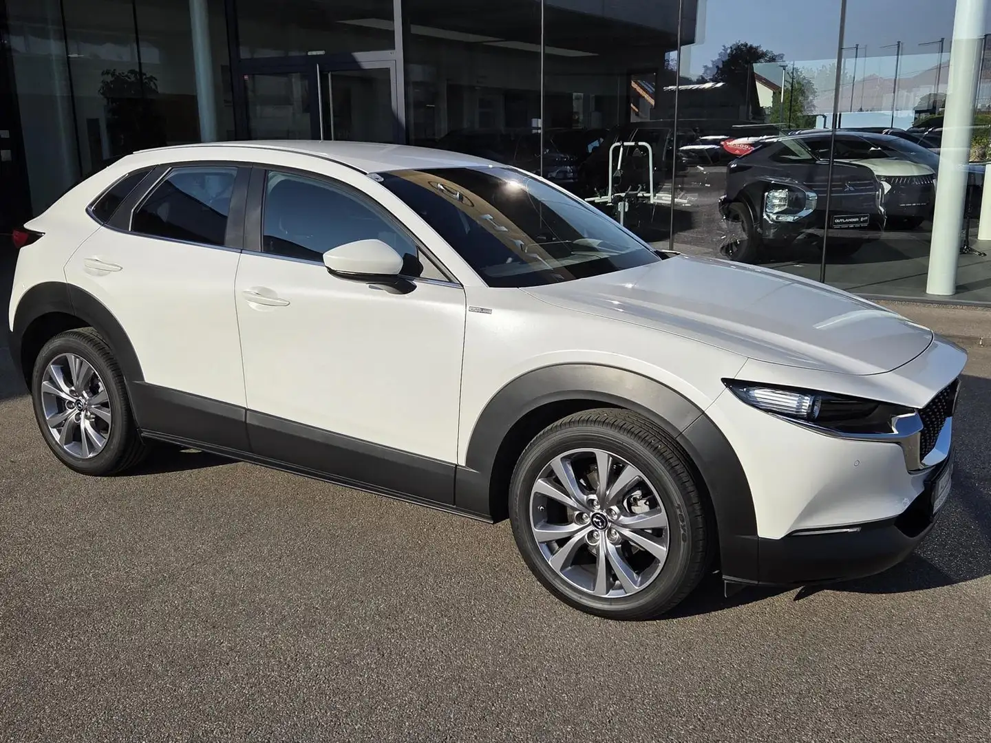 Mazda CX-30 CX-30 2,5 e-Skyactiv G140 Centre Line AT Weiß - 2