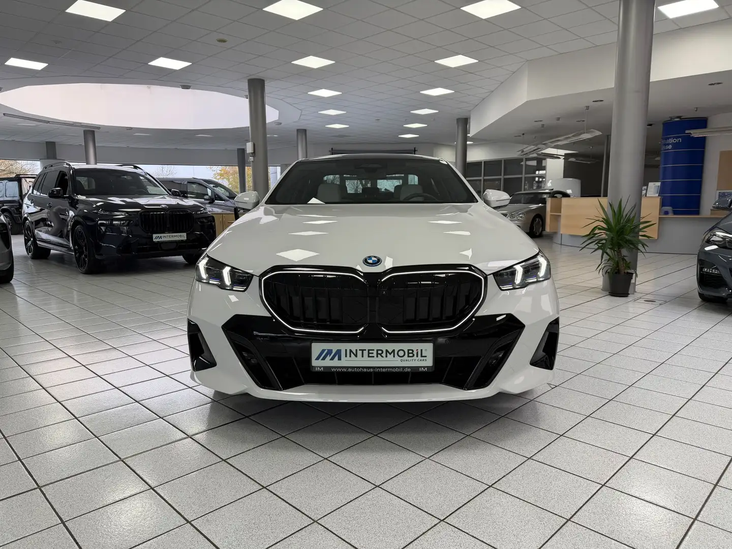 BMW 550 e xD M-Sport Pro*PANO*B&W*ICONIC*AHK*360° Blanc - 2