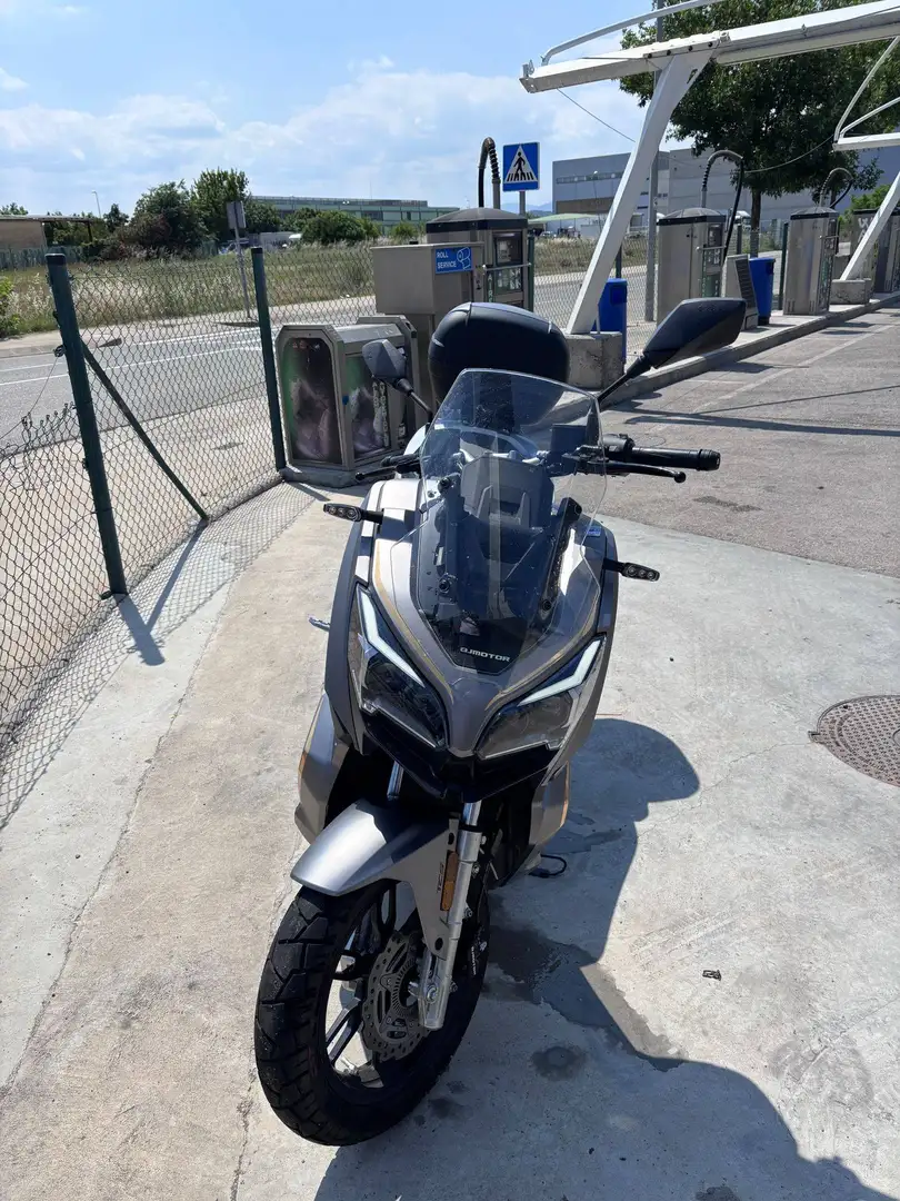QJ Motor ATR125 Negro - 1