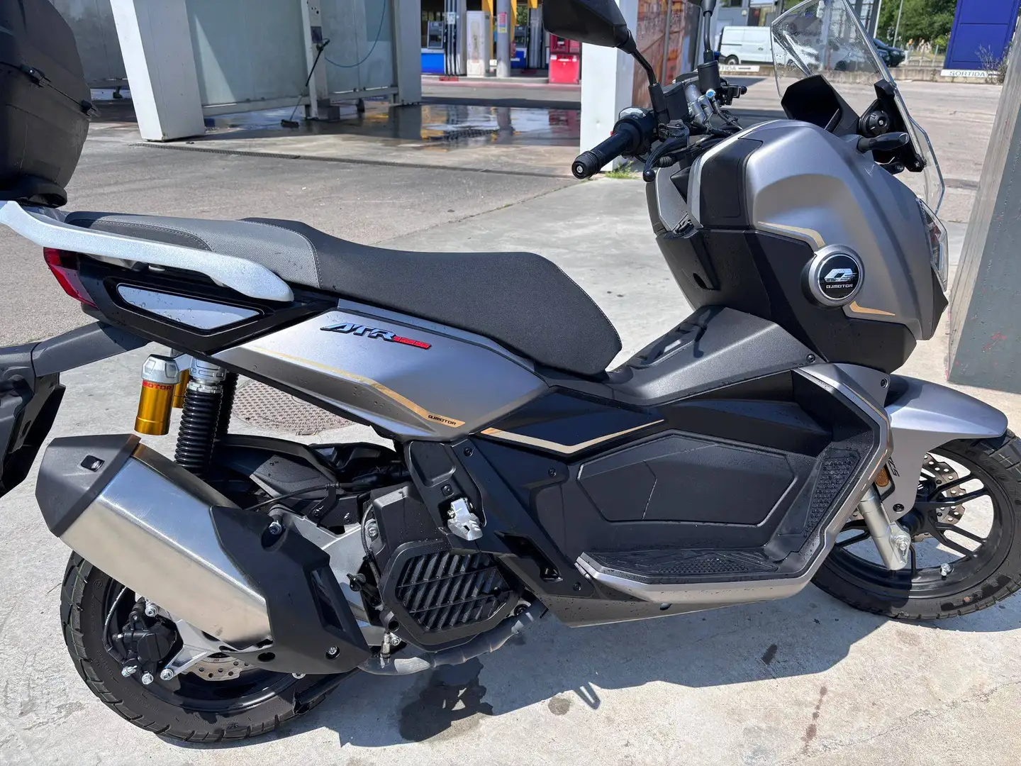 QJ Motor ATR125 Negro - 2