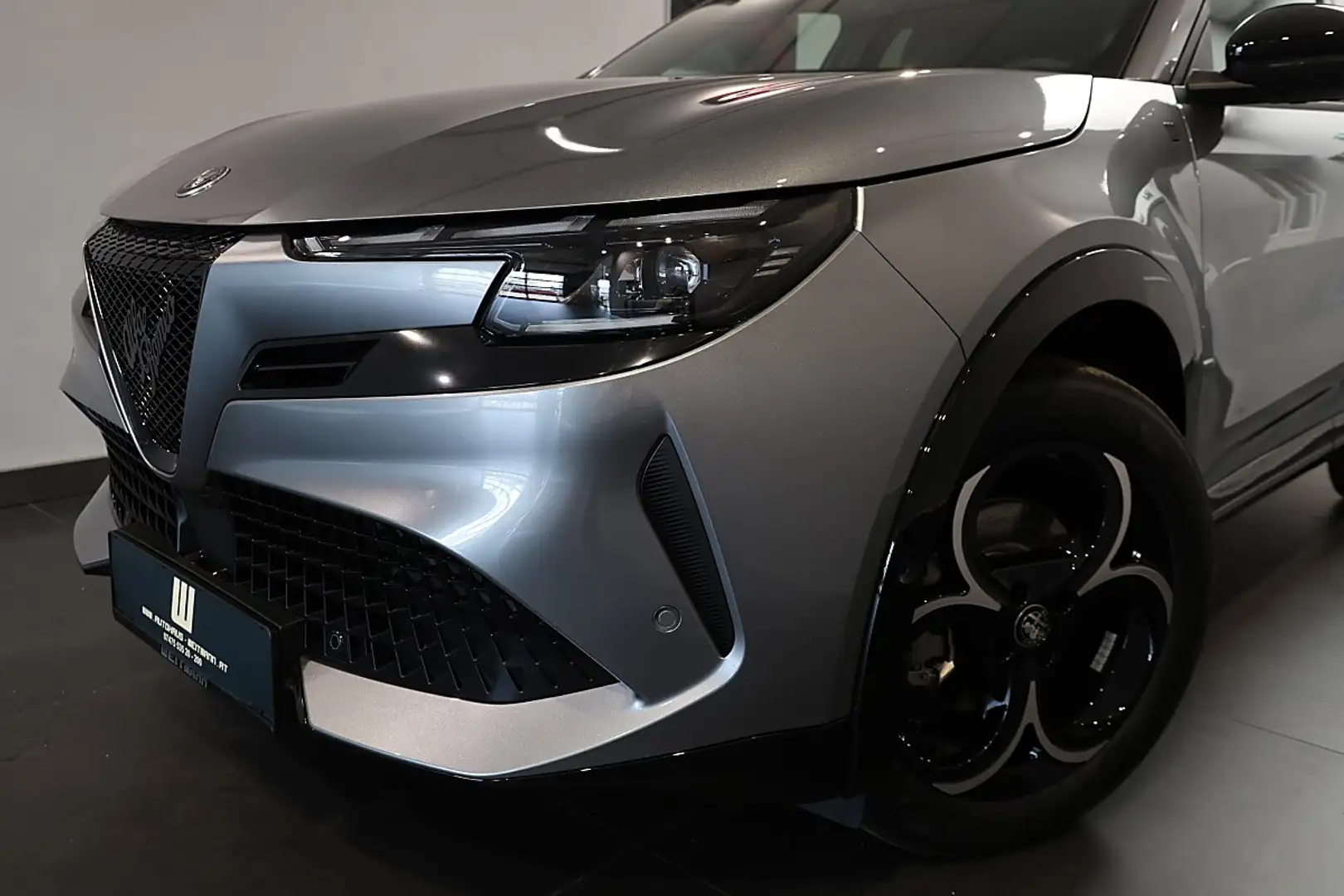 Alfa Romeo Junior Ibrida Q4 1.2 e-DCT6 Mild-Hybrid eAWD Q4 Grau - 2