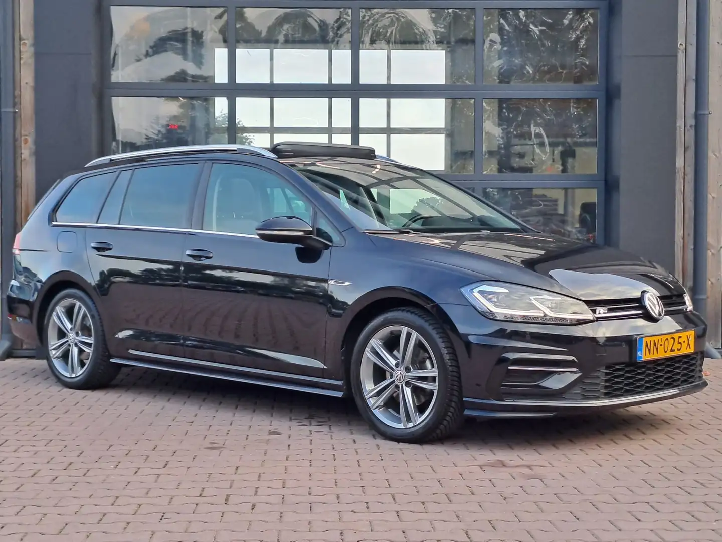 Volkswagen Golf Variant 1.4 TSI Highline R-line | LED | Pano | Trekhaak | Zwart - 2