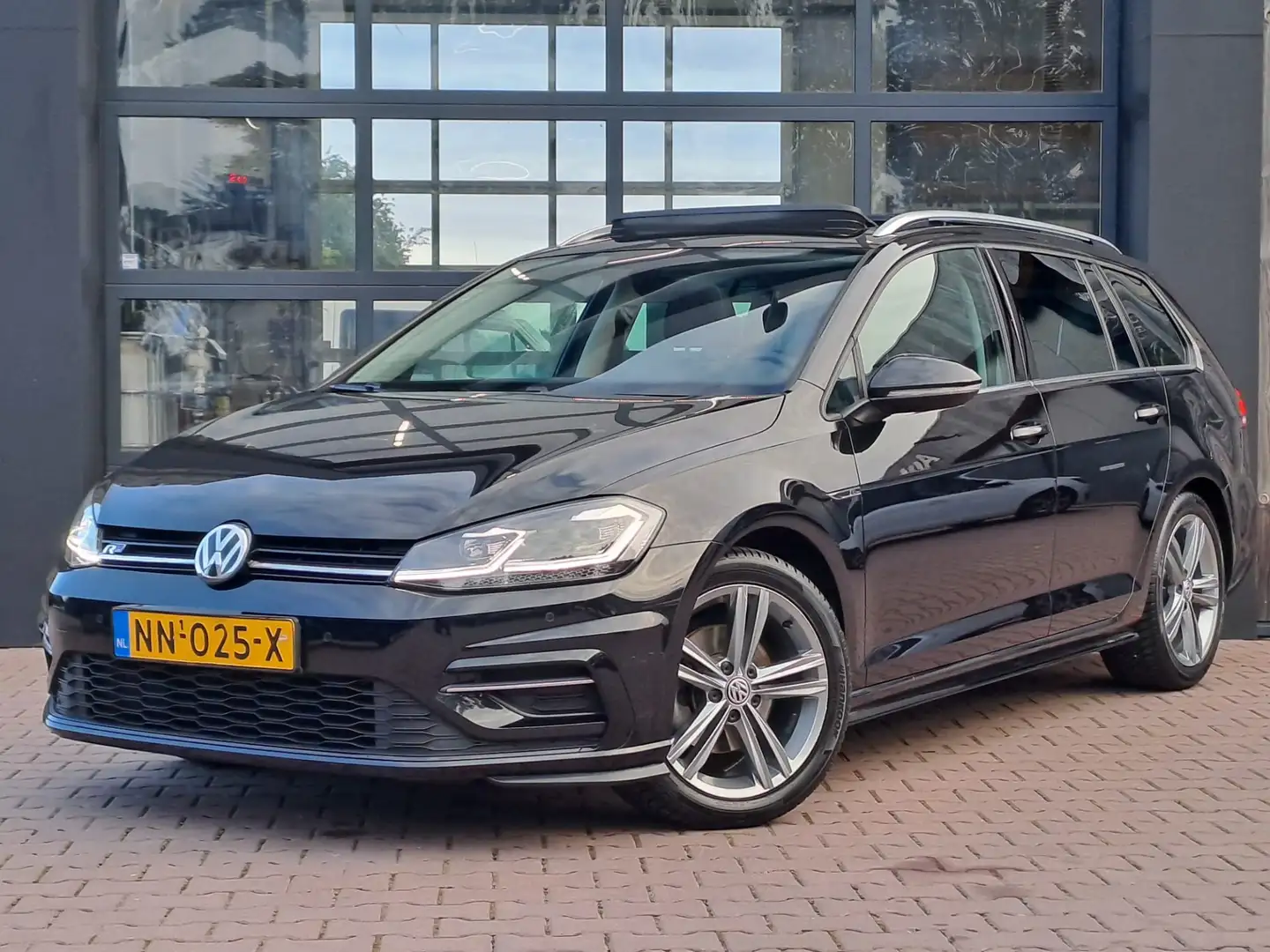 Volkswagen Golf Variant 1.4 TSI Highline R-line | LED | Pano | Trekhaak | Zwart - 1