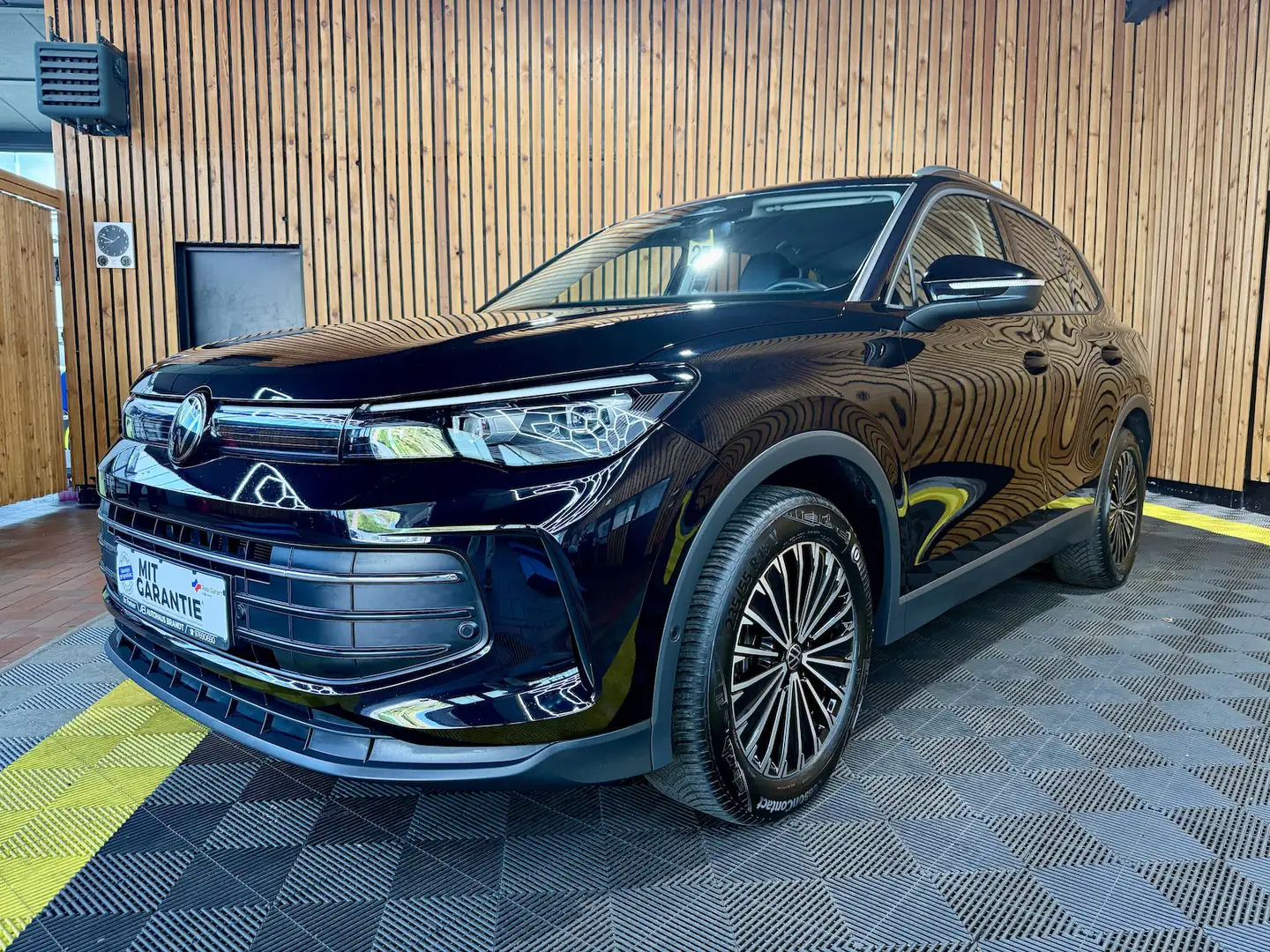 Volkswagen Tiguan 2,0 TDI DSG n.Modell *Navi*Kam*LED*AHK* Schwarz - 1