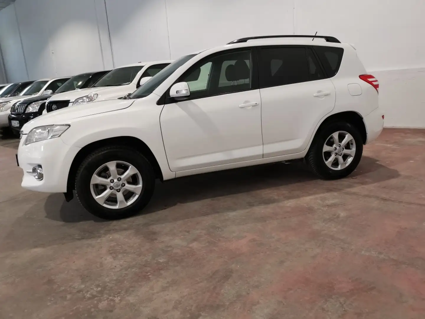 Toyota RAV 4 2.2D-4D Advance 4x2 Weiß - 1