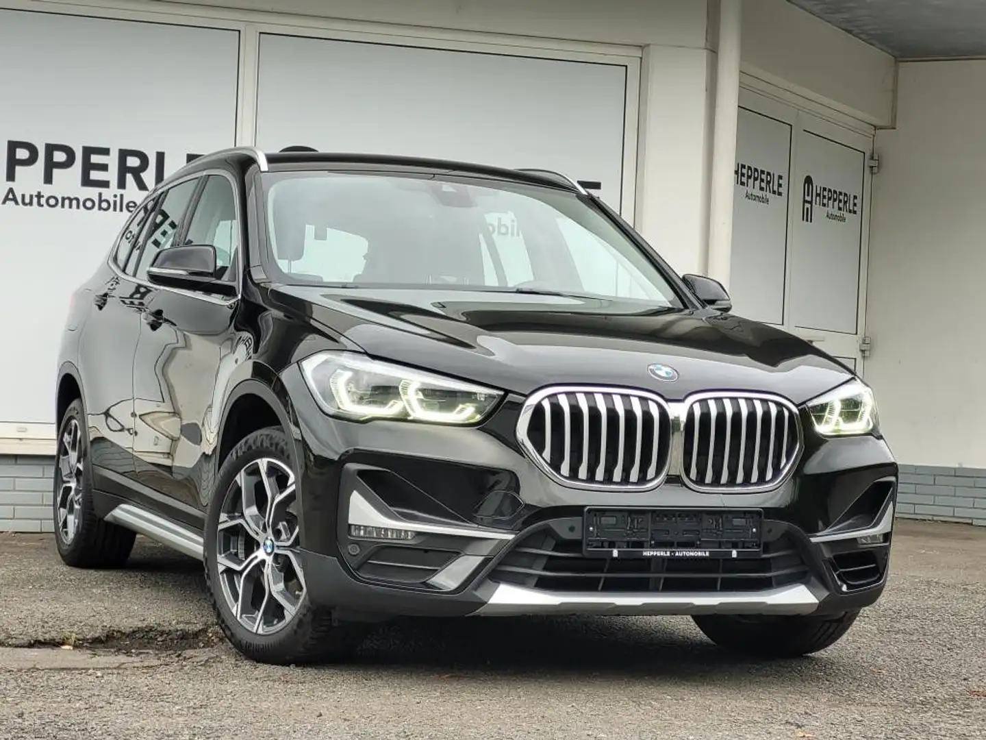 BMW X1 sDrive 20i xLine LED+ACC+SHZ+PARKASS+KAM+18" Schwarz - 1