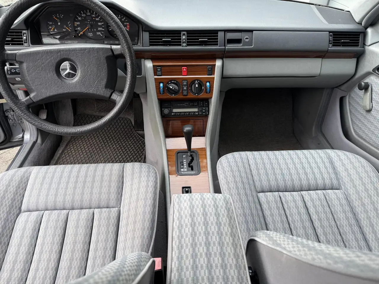 Mercedes-Benz 500 200-500 (W124) 230 E Automaat, Airco, Niveauregeli, foto 8