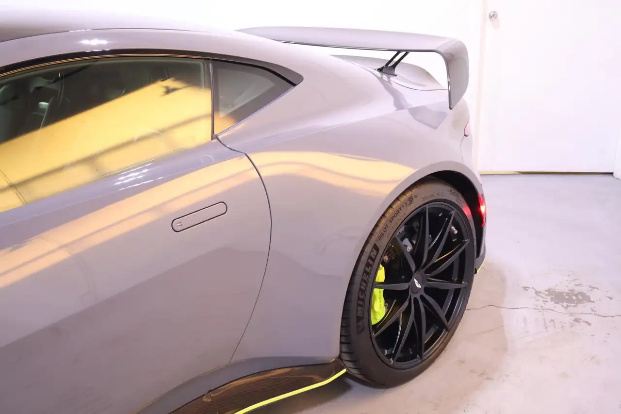 Aston Martin Vantage снимка Aston Martin Vantage