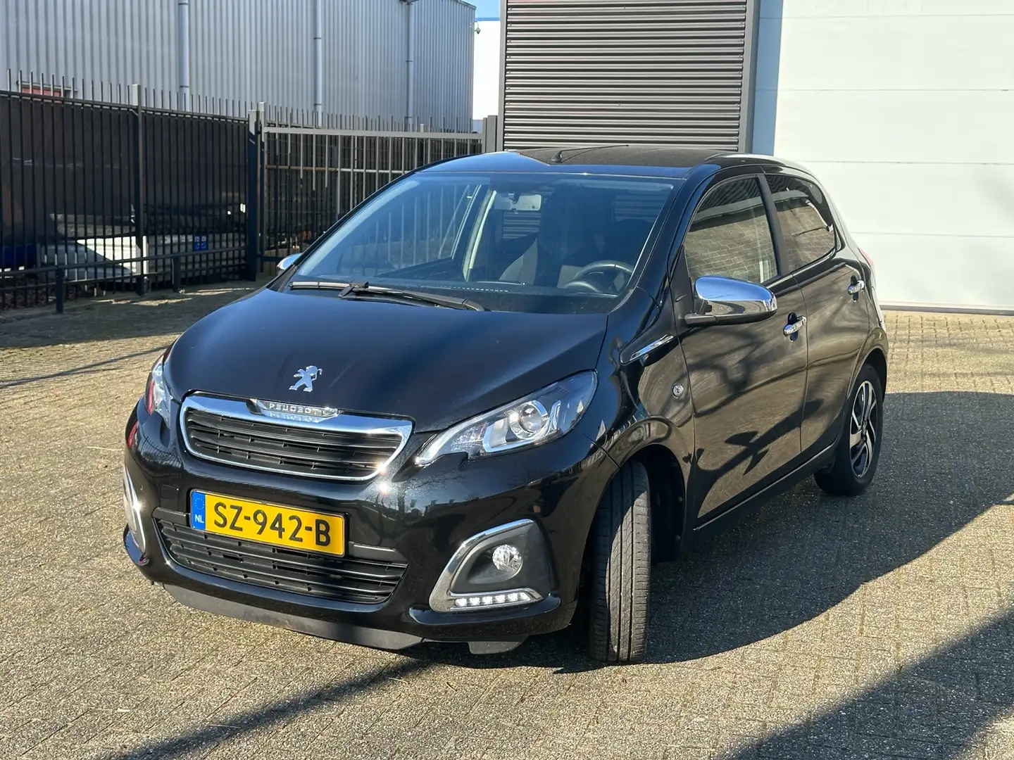 Peugeot 108 1.0 e-VTi Automaat Carplay Camera NAP 2018 Černá - 2