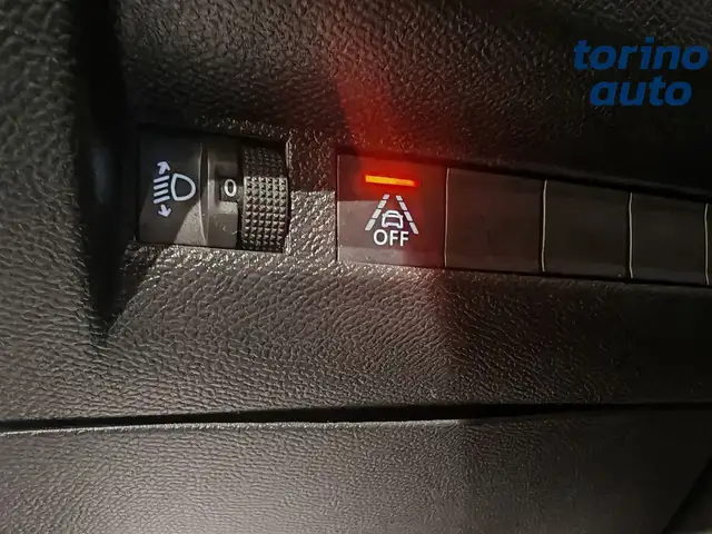 Peugeot 208 view 11