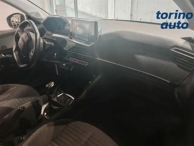 Peugeot 208 view 6