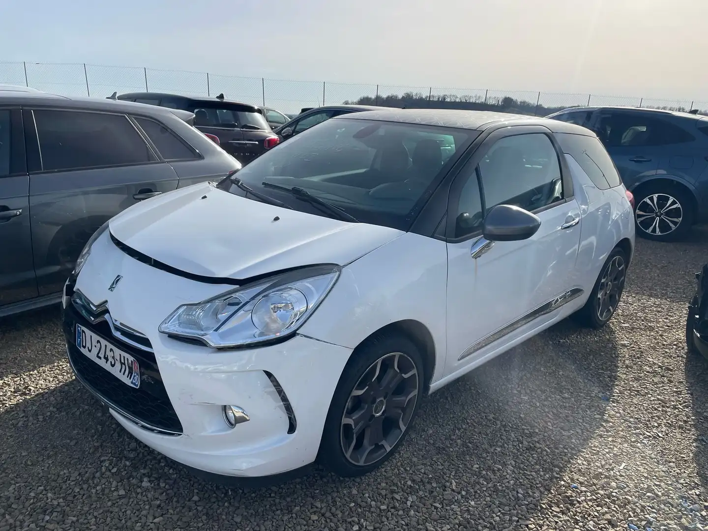 Citroen DS3 1.6 e-HDi 90 So chic / DJ243 Blanc - 2