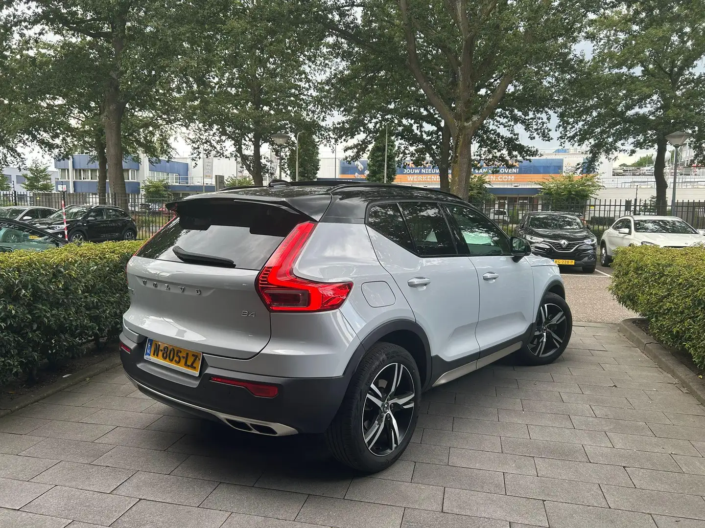 Volvo XC40 2.0 B4 R-Design | WORDT VERWACHT | PANORAMADAK | A Grijs - 2