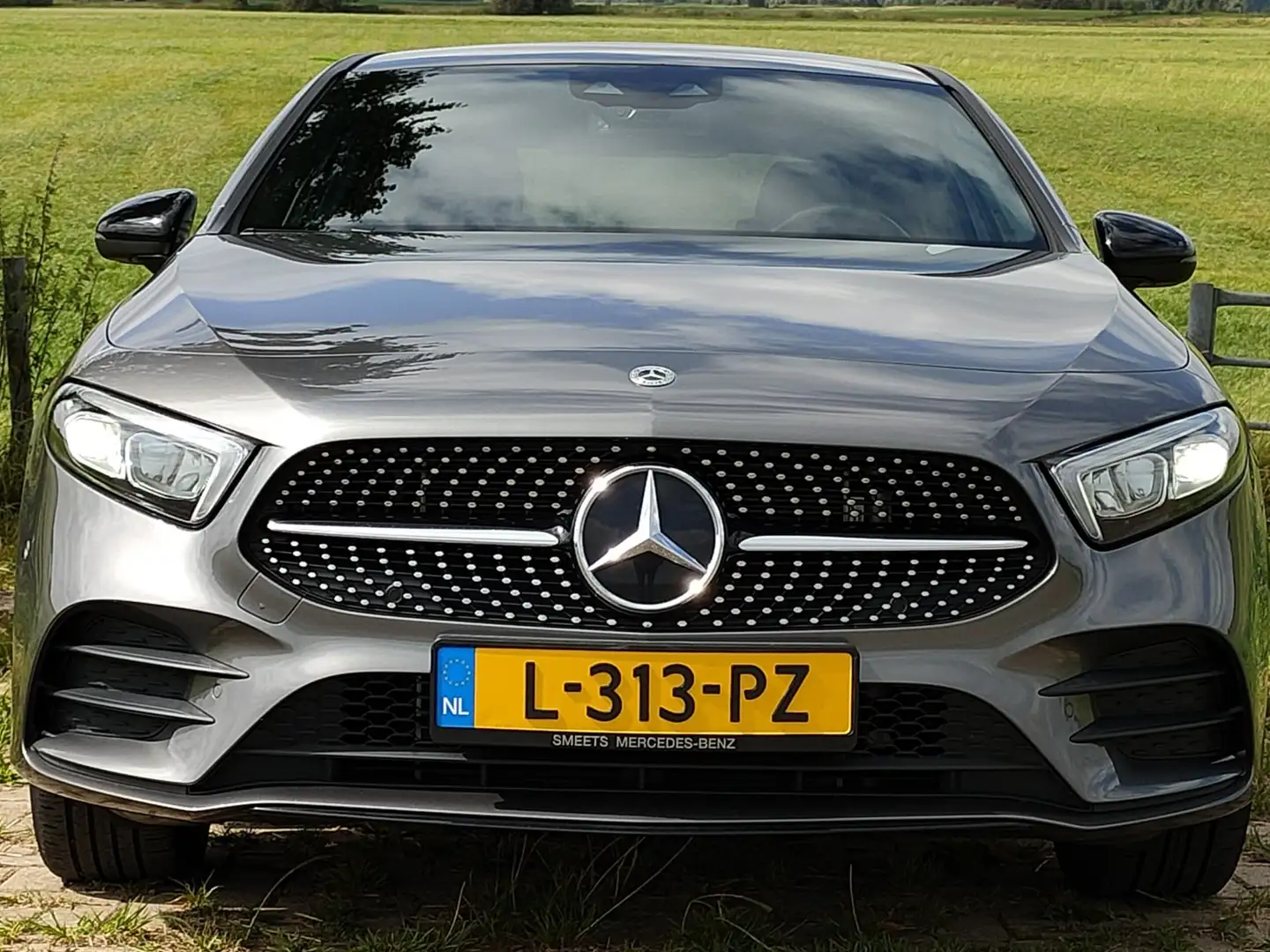 Mercedes-Benz A 250 A 250e Premium AMG-line Plugin Hybrid Grijs - 1