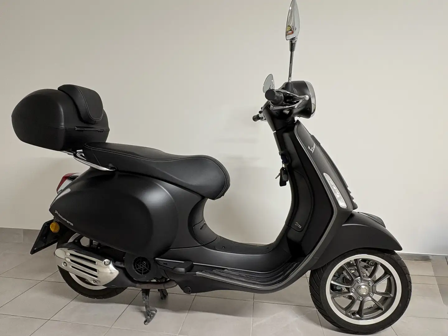 Vespa Primavera S 125 modello S nero opaco con schermo touch e bauletto Noir - 2