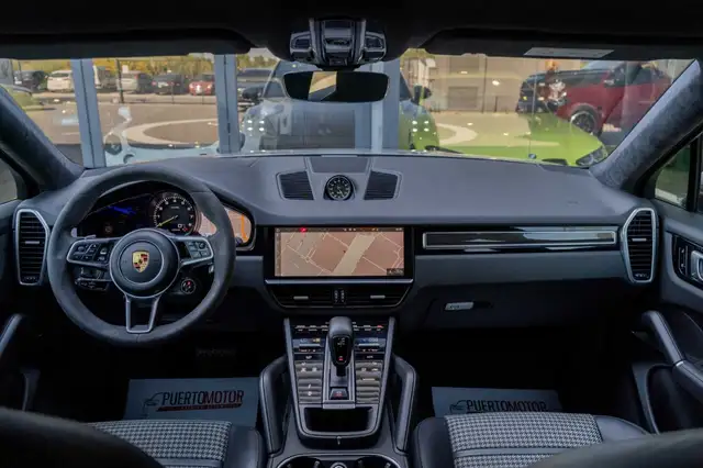 Porsche Cayenne view 15