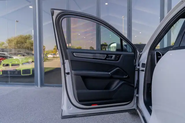 Porsche Cayenne view 7