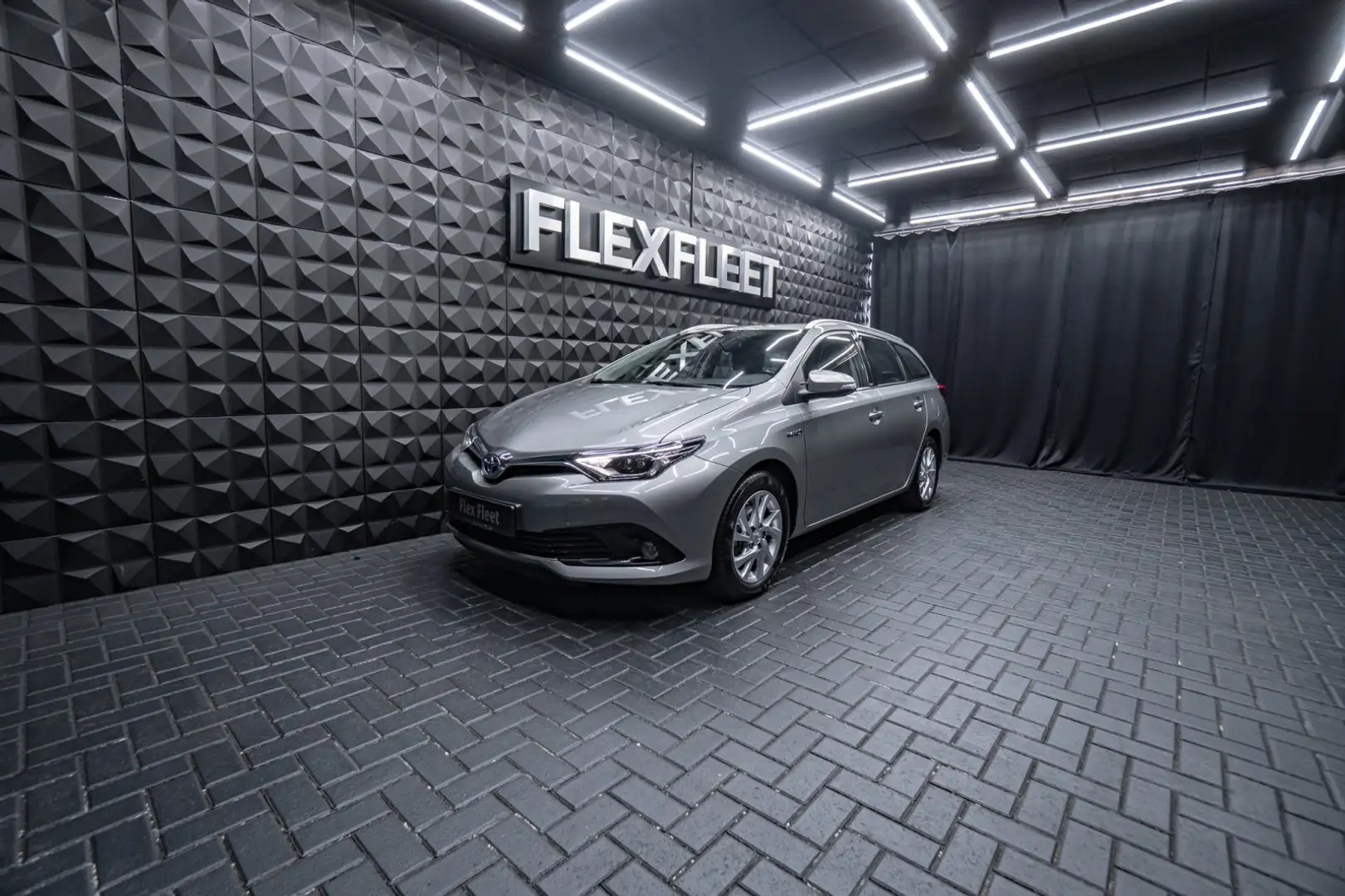 Toyota Auris 1.8 (Hybrid) Edition-S Touring Sports  Edition-S T Zilver - 1