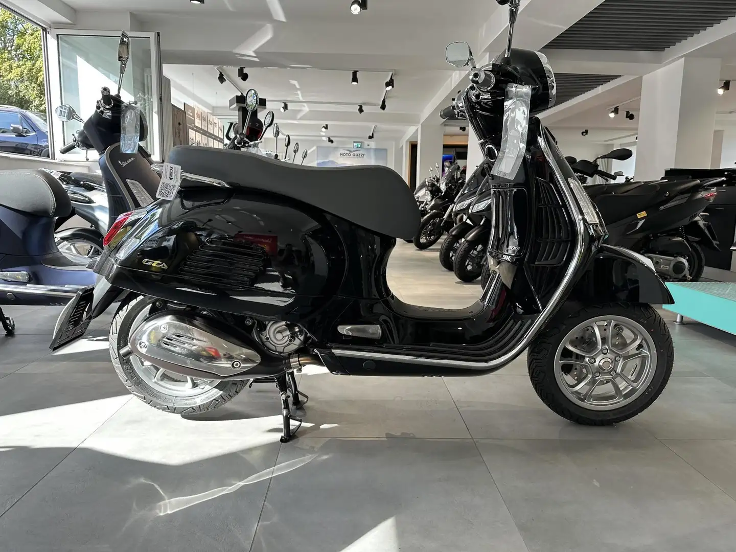 Vespa GTS 300 E5 NERO CONVINTO crna - 1