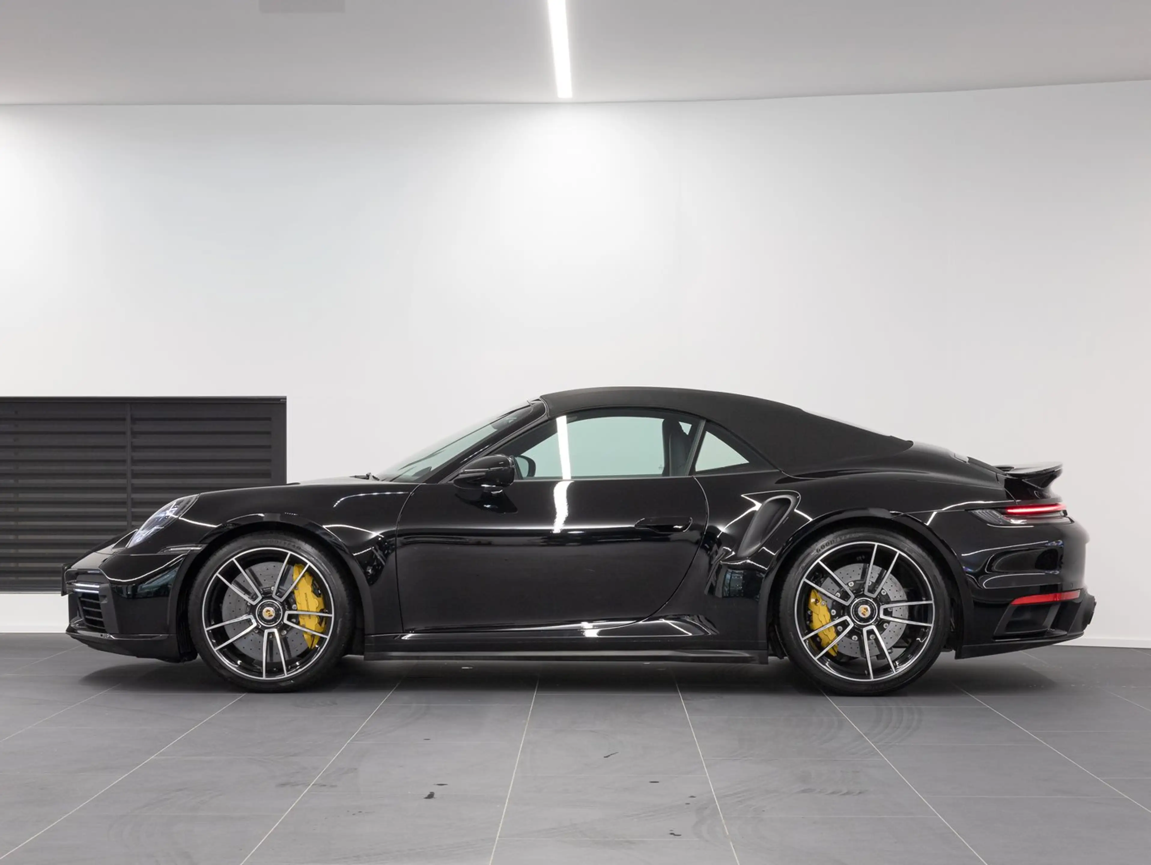 Porsche 911 Turbo S Cabriolet — photo 5