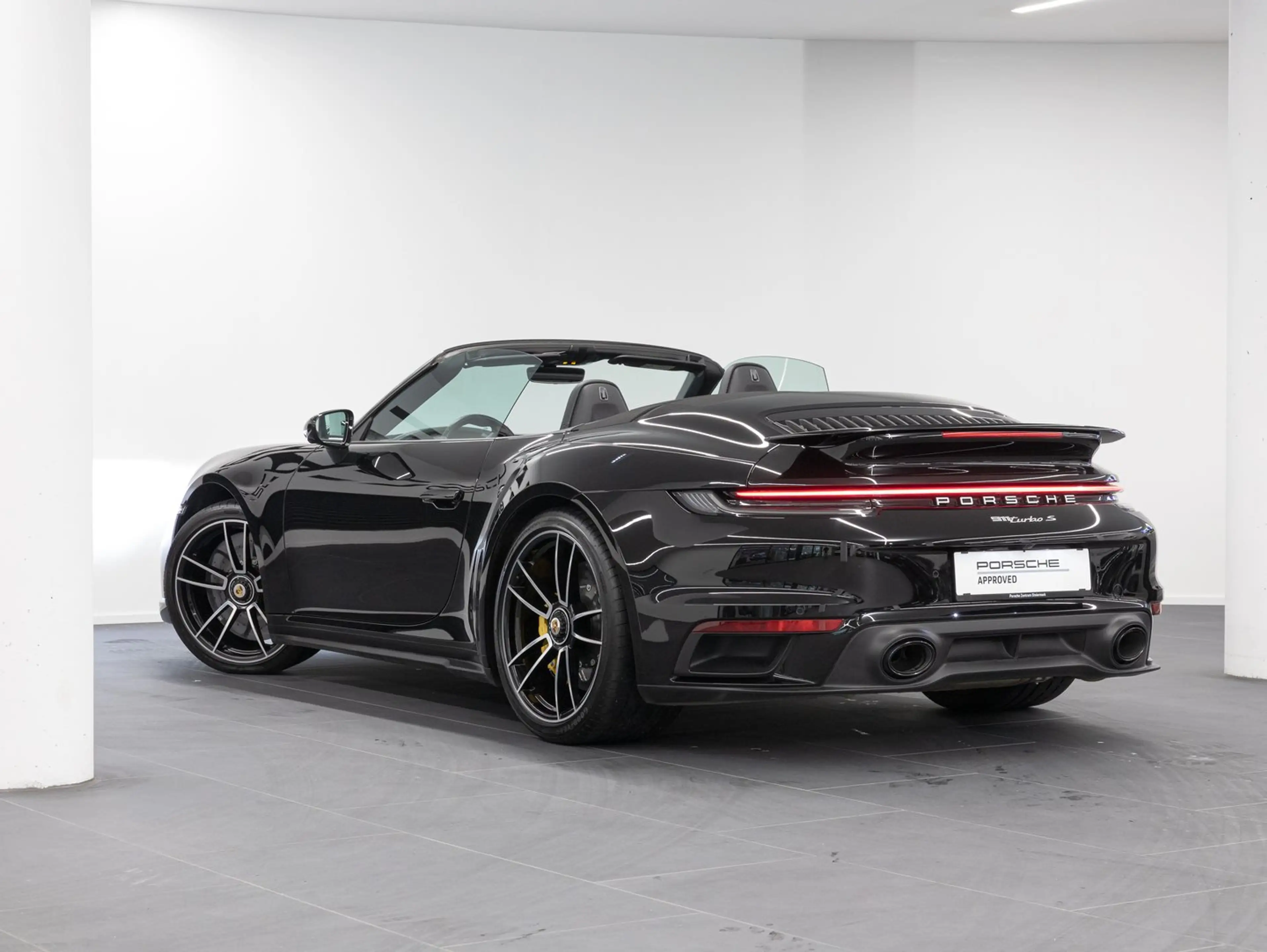 Porsche 911 Turbo S Cabriolet — photo 7