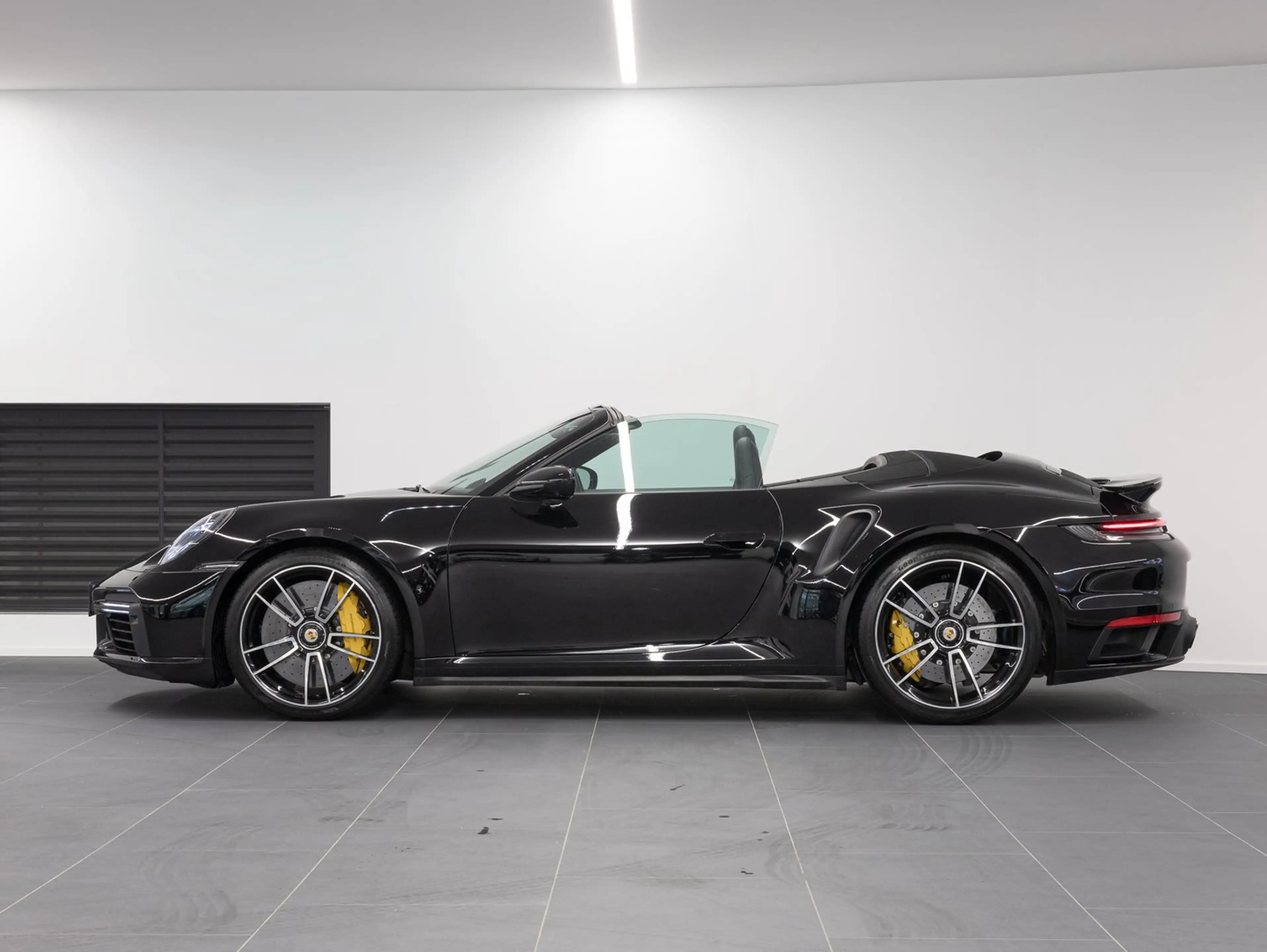 Porsche 911 Turbo S Cabriolet — photo 6
