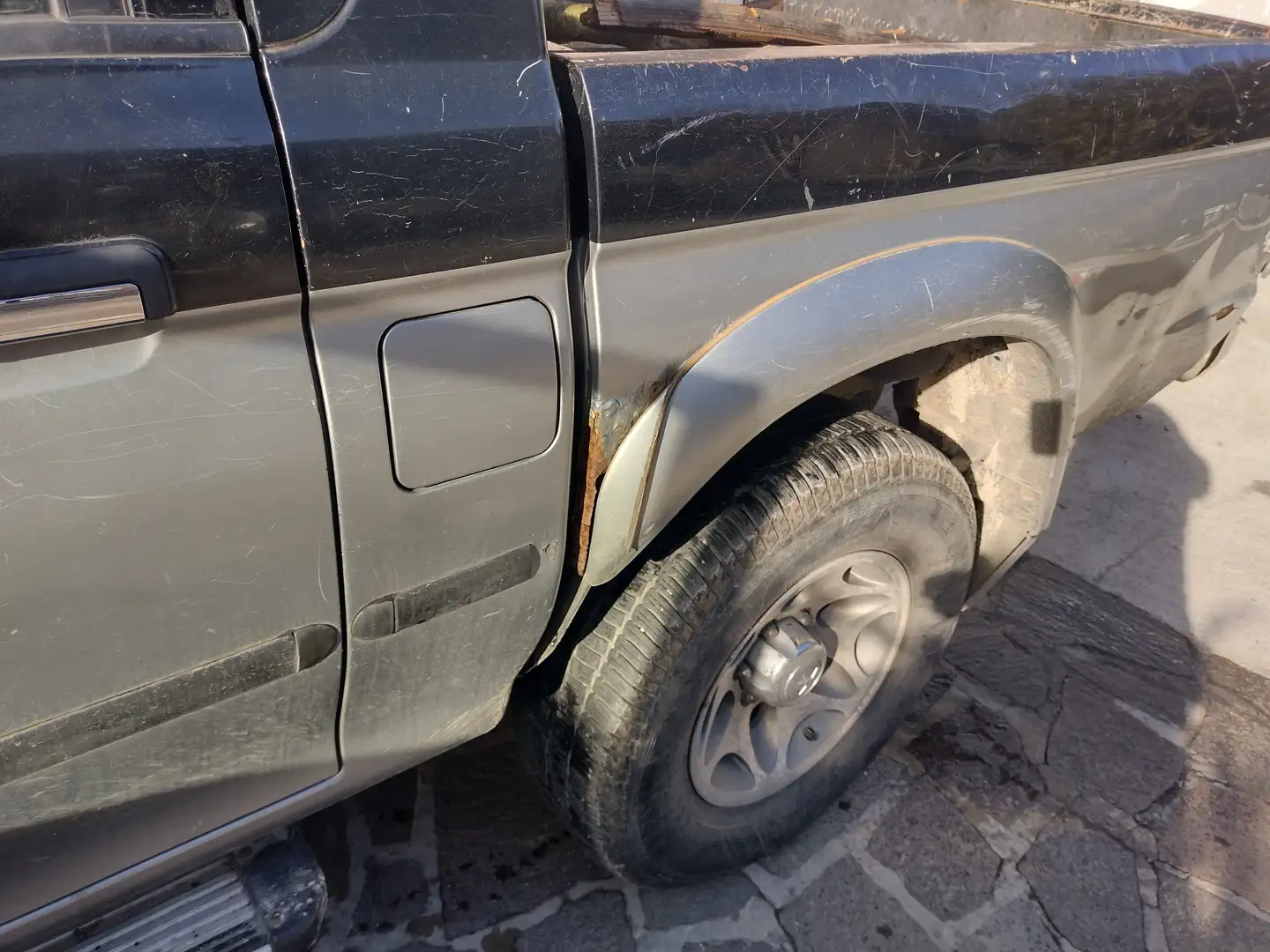 Mitsubishi L200 L200 d.cab 2.5 tdi GLS 4wd Negro - 1