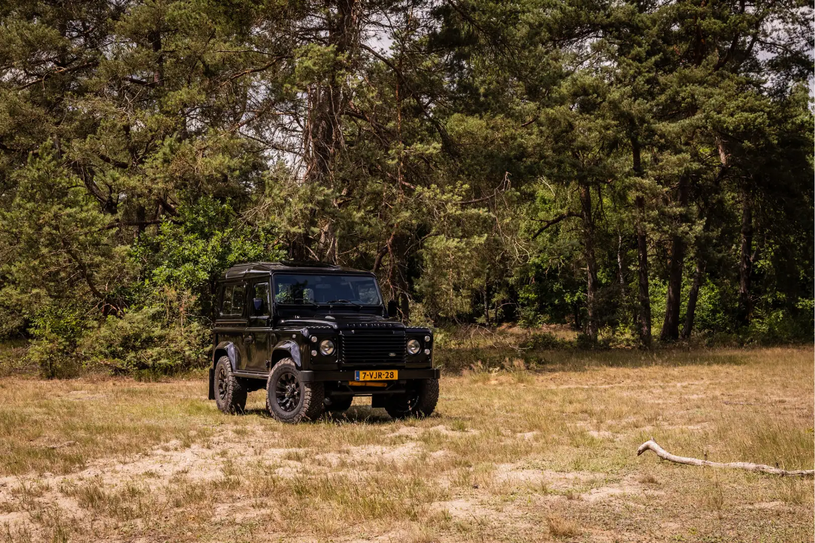 Land Rover Defender 2.4Tdci Station Wagon Commercial Youngtimer Zwart - 1