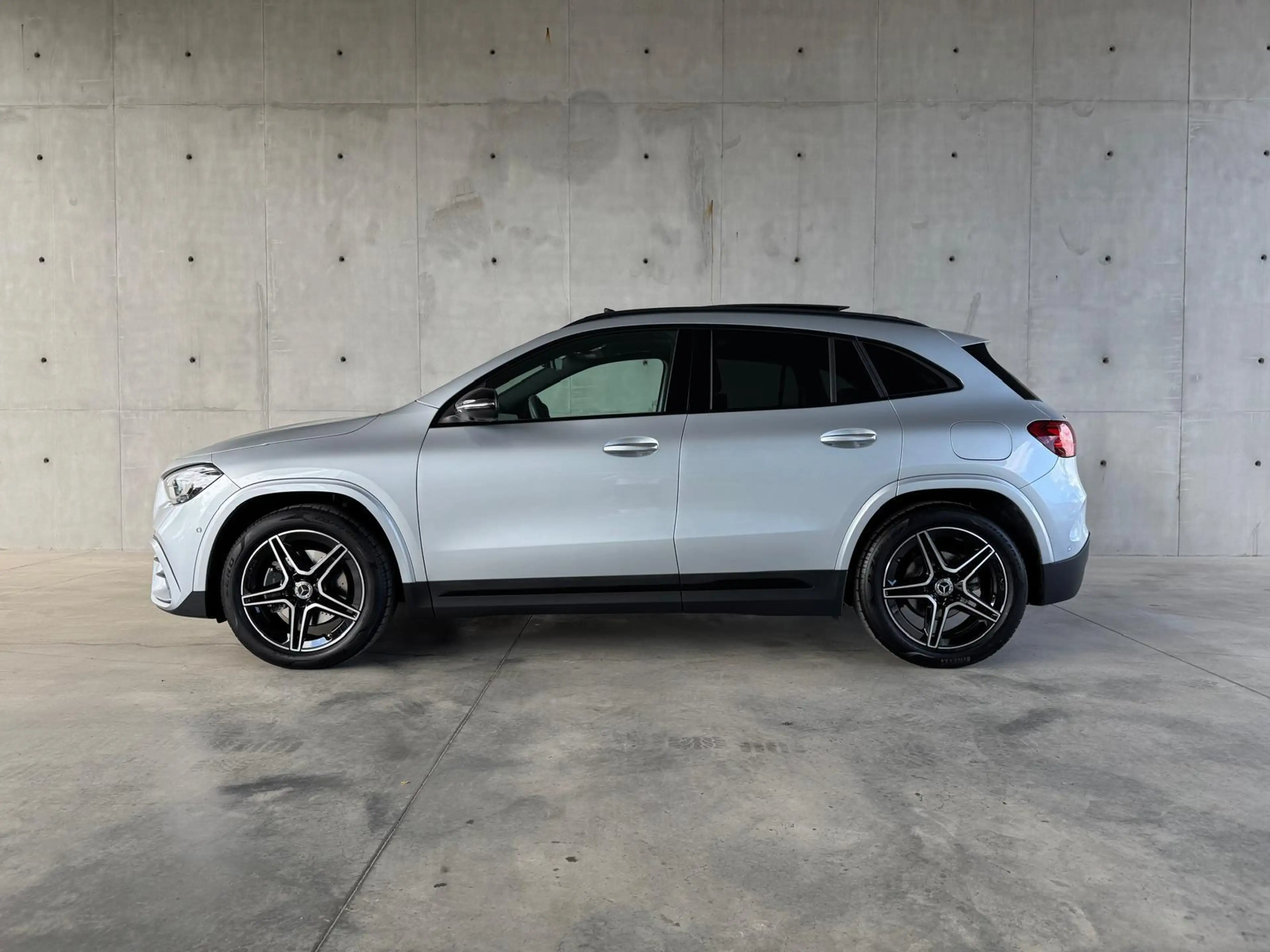 Mercedes-Benz GLA 180 Star Edition + TREKHAAK + HEAD UP + PANO DAK + CAR — photo 4