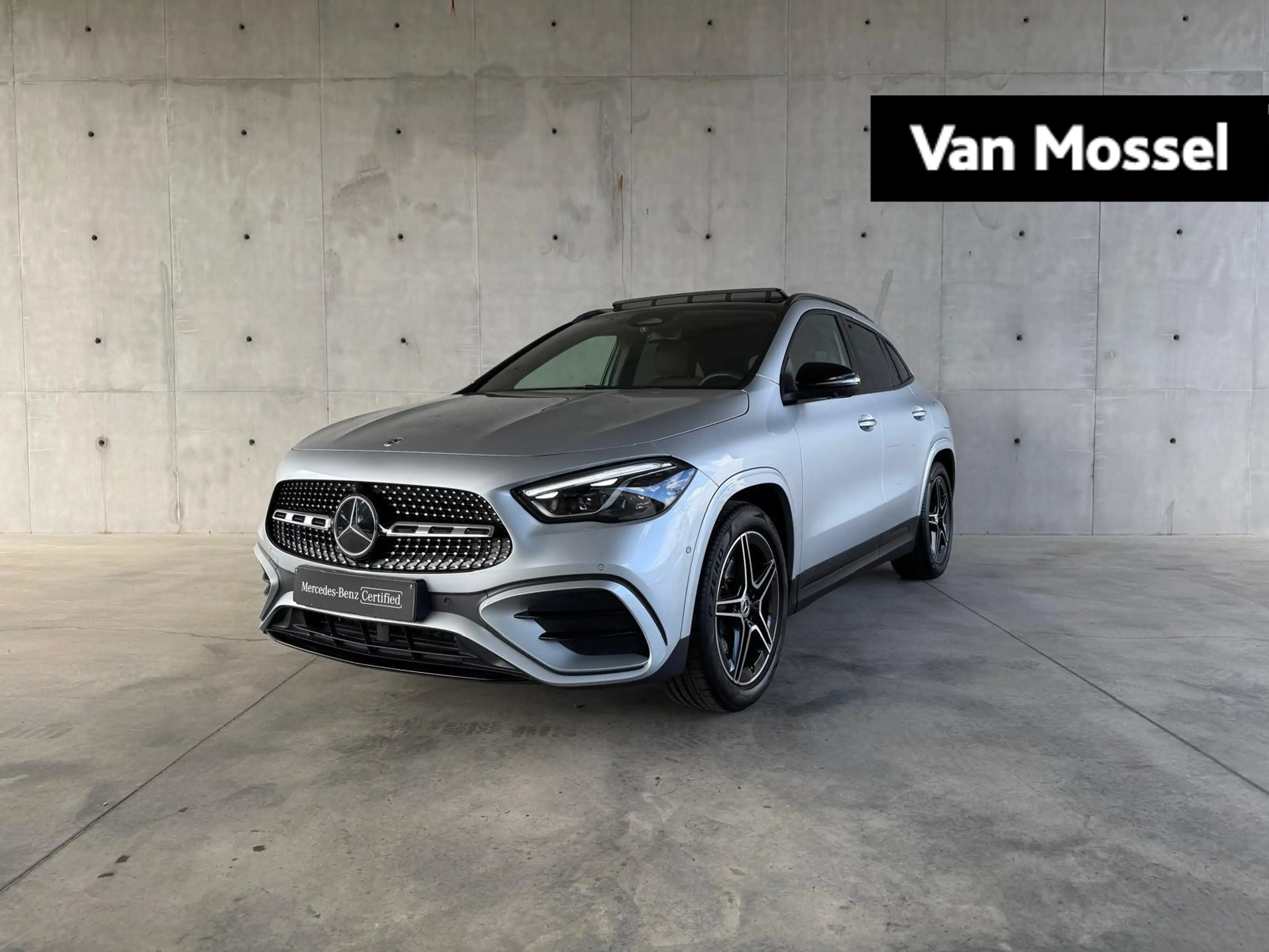 Mercedes-Benz GLA 180 Star Edition + TREKHAAK + HEAD UP + PANO DAK + CAR