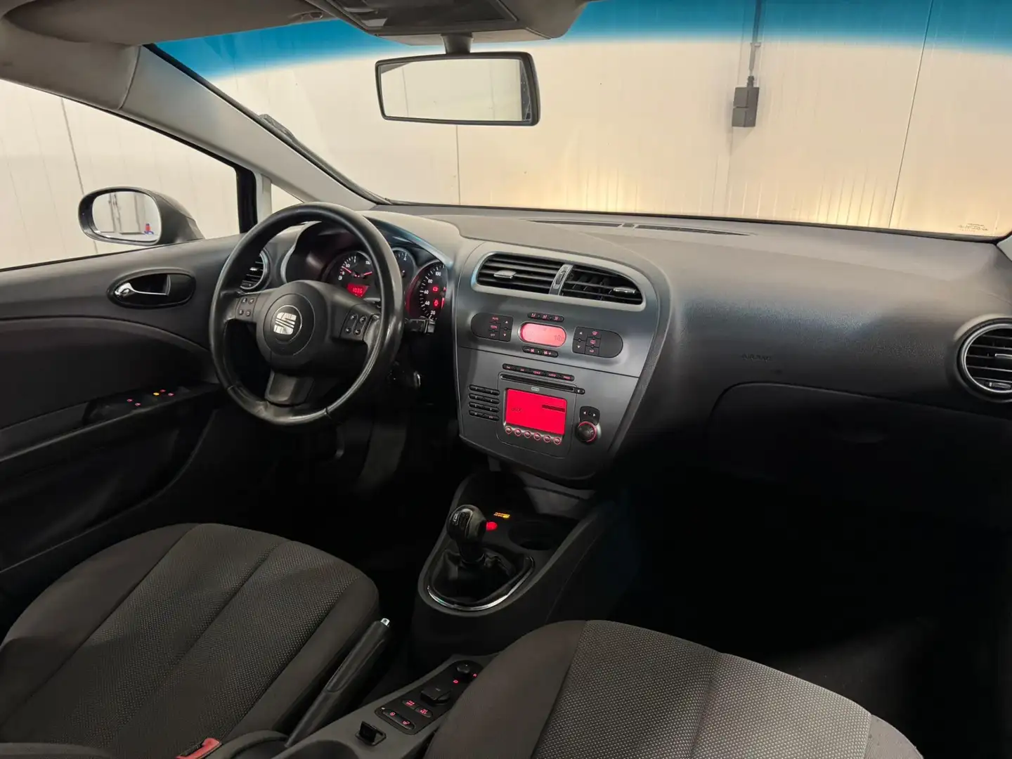 SEAT Leon 1.9 TDI 105PK CLIMA/CRUISE/TREKHAAK/4ELEKRAMEN/LED Zwart - 2