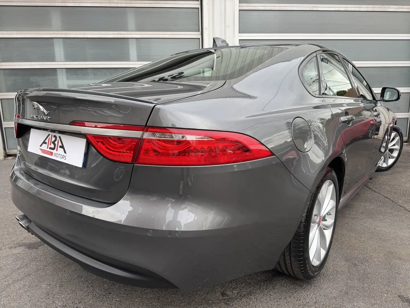 Jaguar XF 2.0 D - 180 ch BVA R-Sport - 2