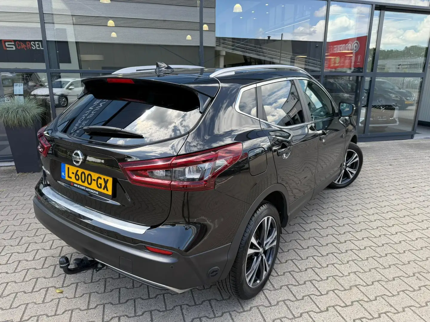 Nissan Qashqai 1.3 DIG-T N-Connecta *Trekhaak & 360 camera* Zwart - 2