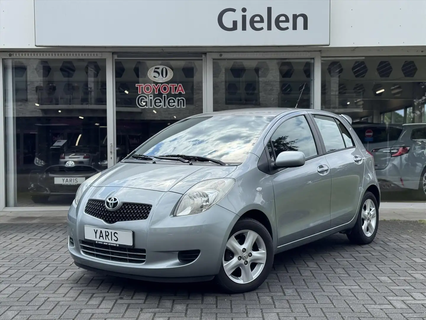 Toyota Yaris 1.3 VVTI 5-DRS Sol | Eerste eigenaar, Aircondition Grijs - 1