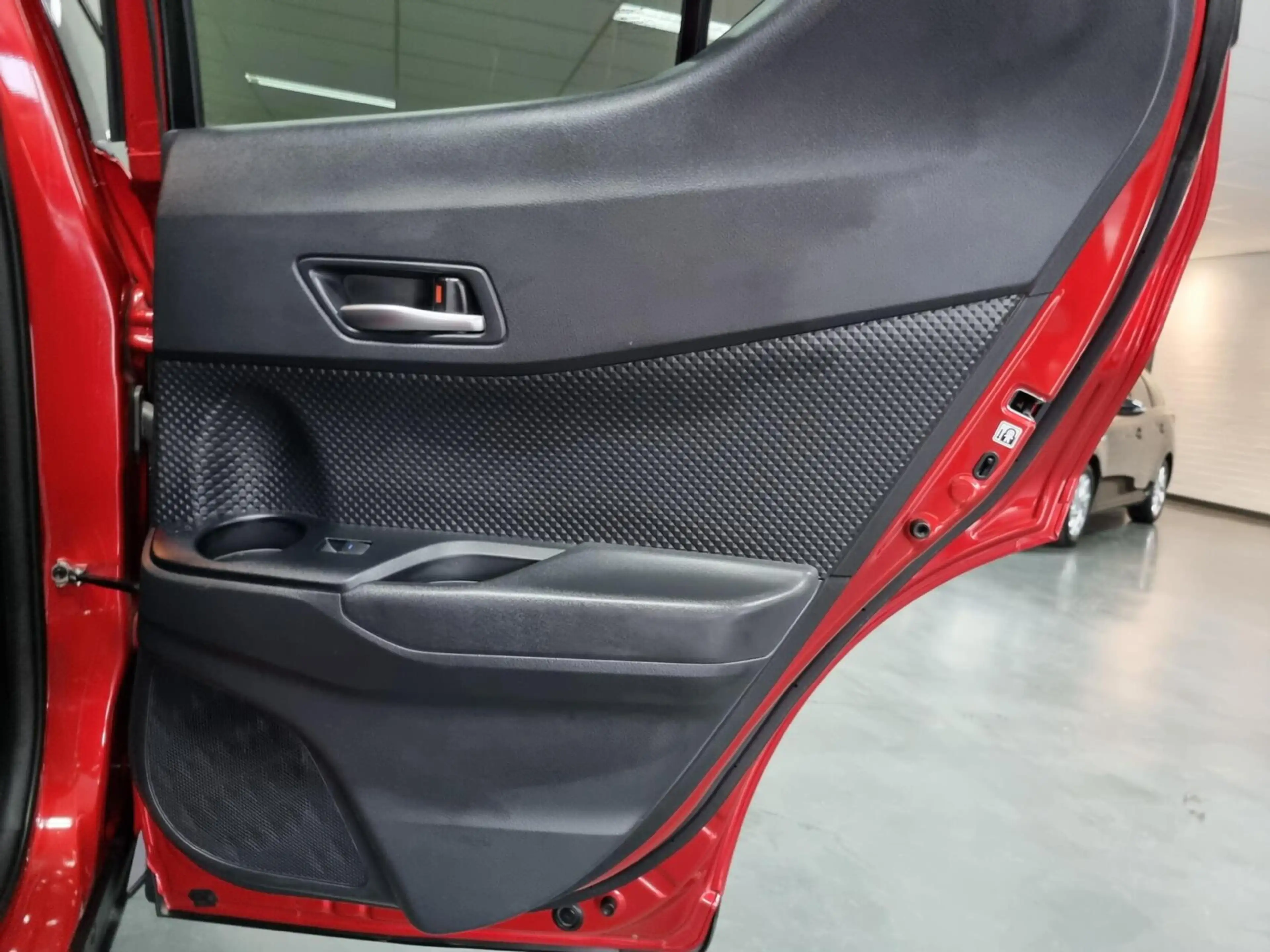 Toyota C-HR 2.0 Hybrid Style Bi-Tone / BSM / PDC — photo 24