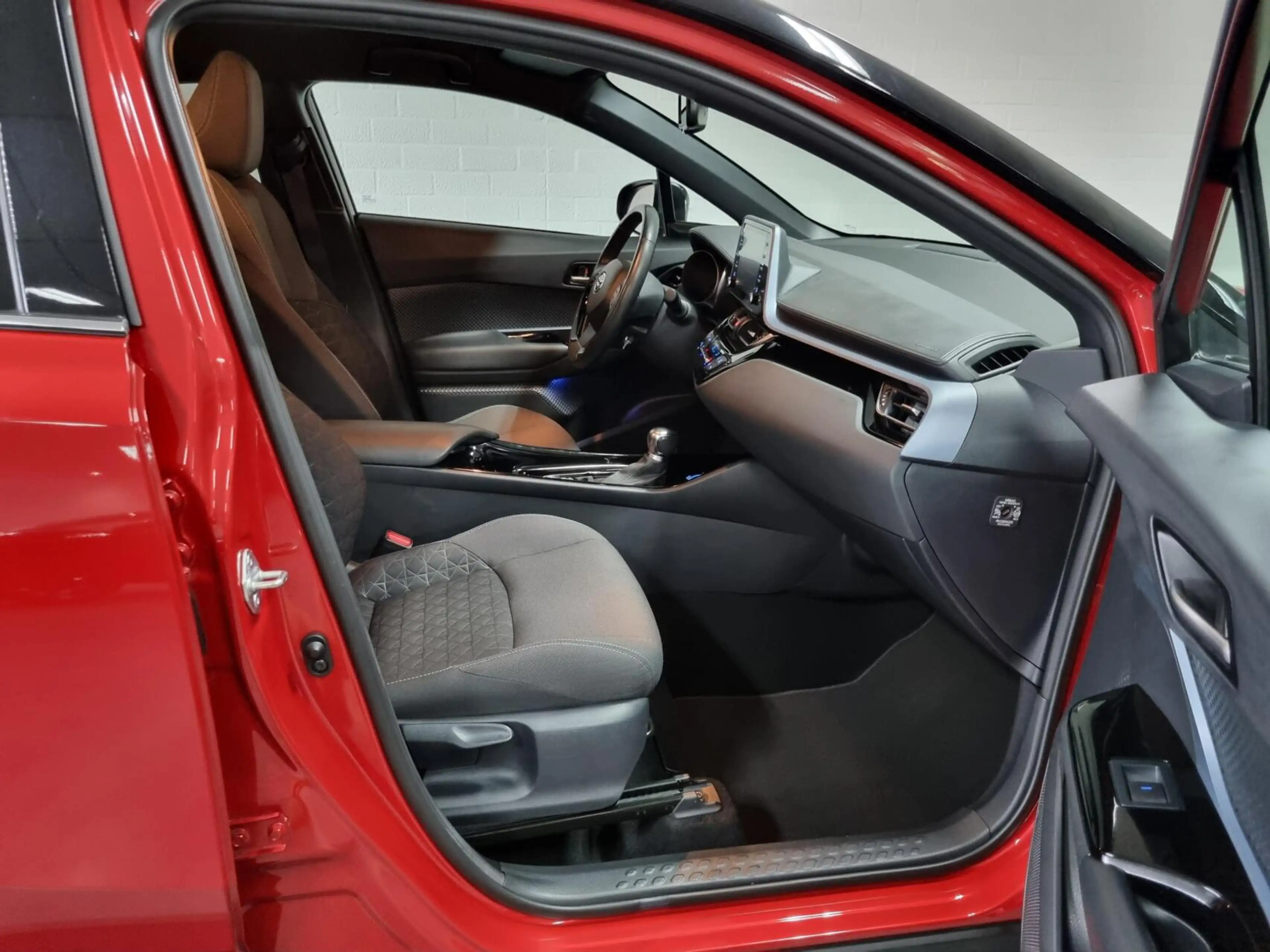 Toyota C-HR 2.0 Hybrid Style Bi-Tone / BSM / PDC — photo 19