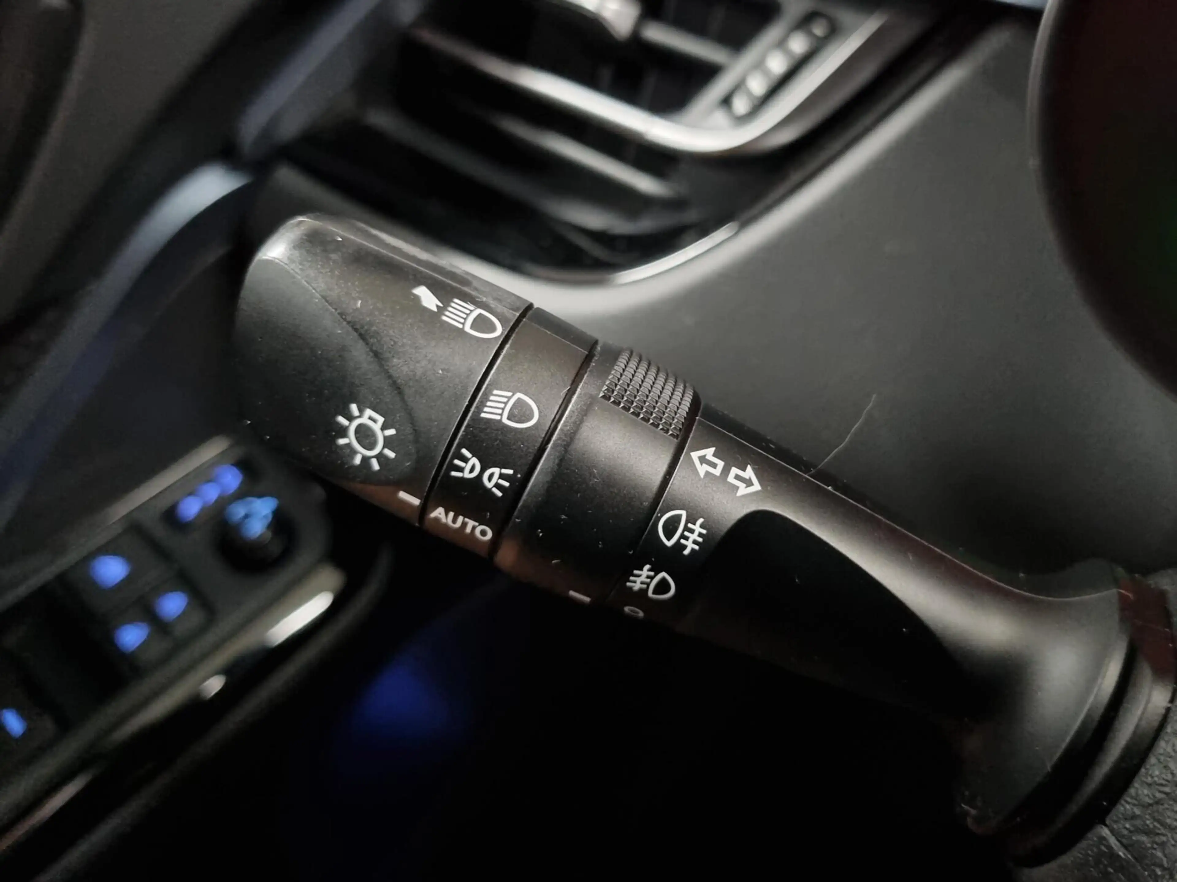 Toyota C-HR 2.0 Hybrid Style Bi-Tone / BSM / PDC — photo 32