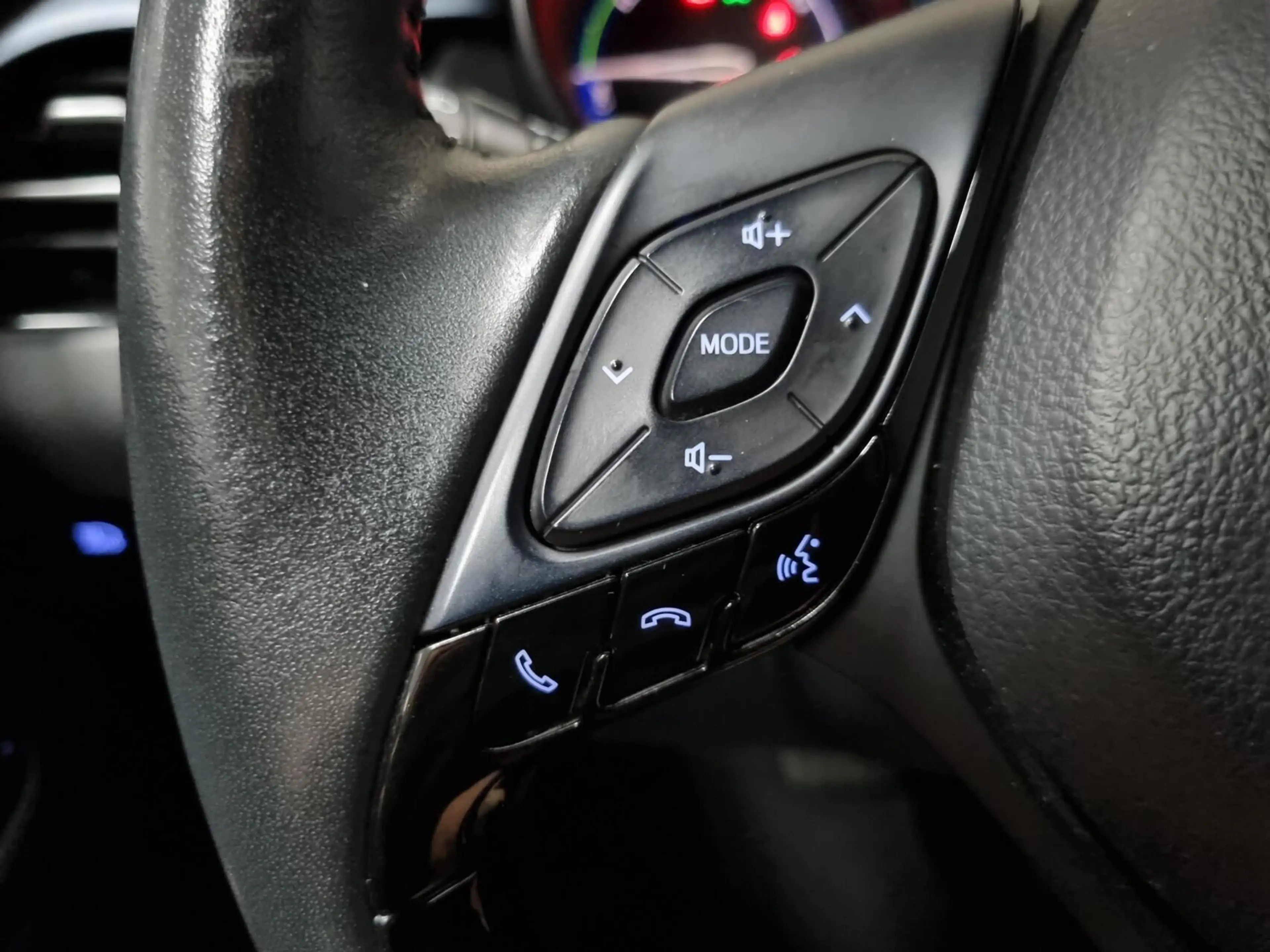 Toyota C-HR 2.0 Hybrid Style Bi-Tone / BSM / PDC — photo 35