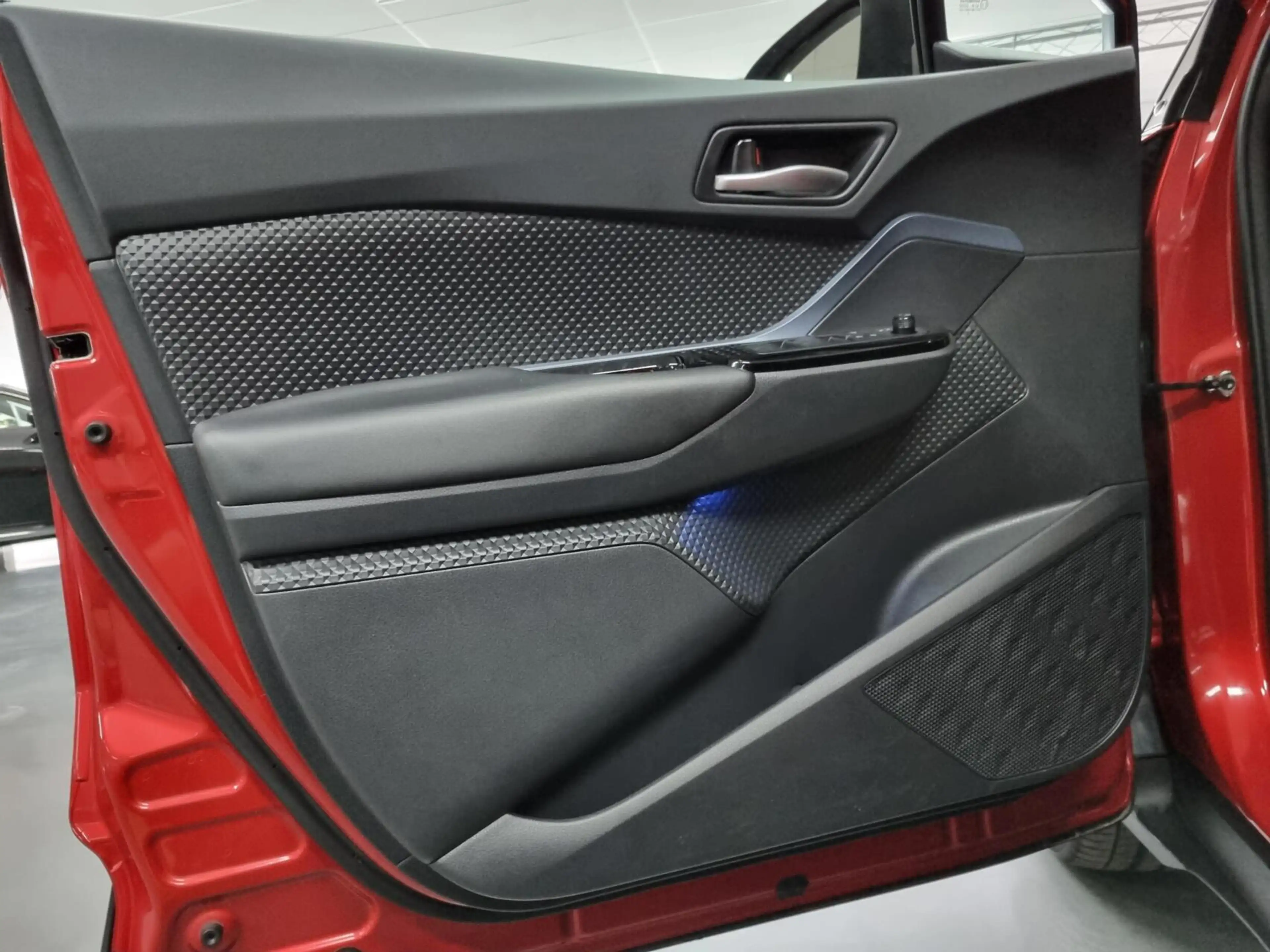 Toyota C-HR 2.0 Hybrid Style Bi-Tone / BSM / PDC — photo 12