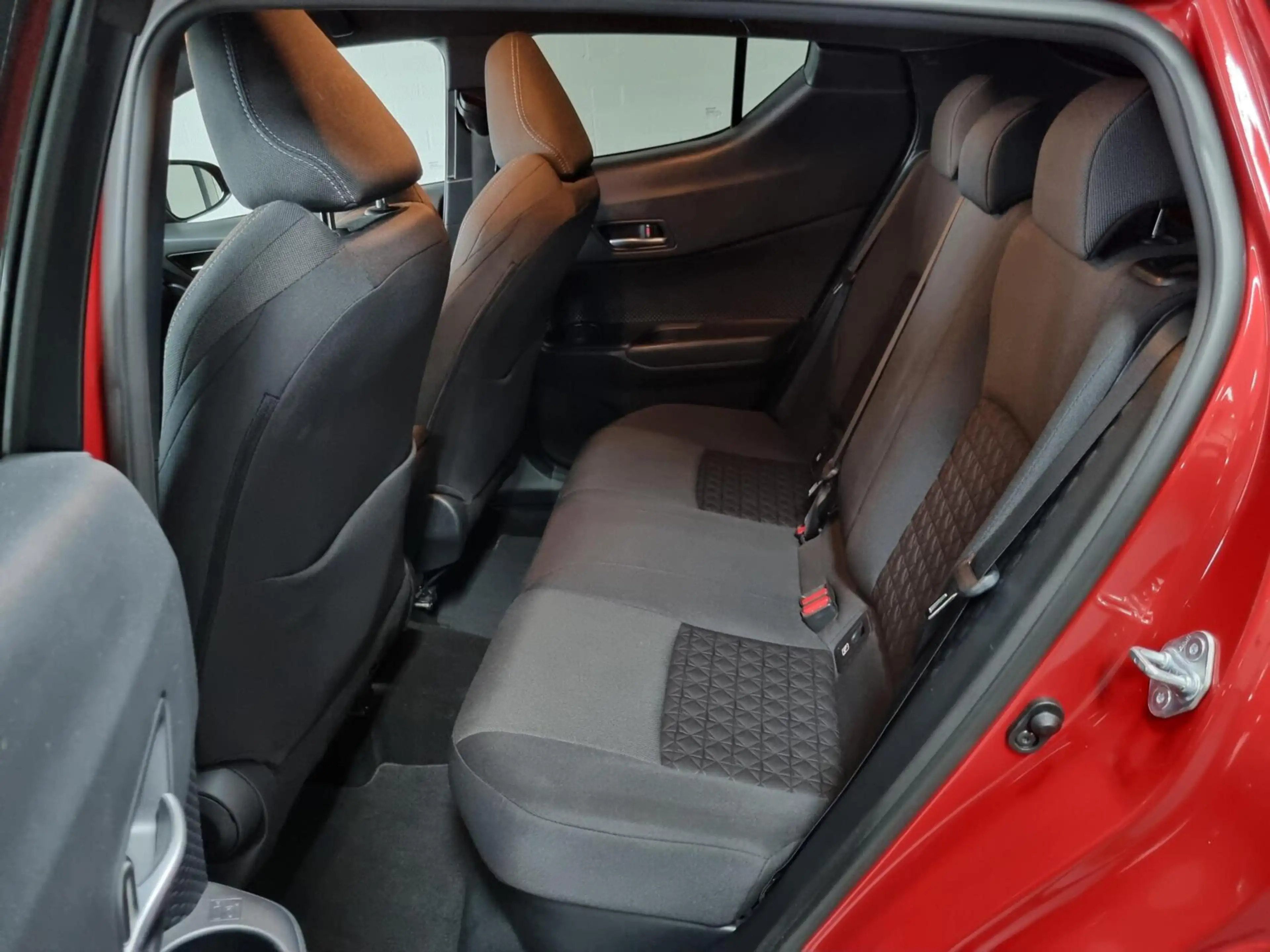 Toyota C-HR 2.0 Hybrid Style Bi-Tone / BSM / PDC — photo 13